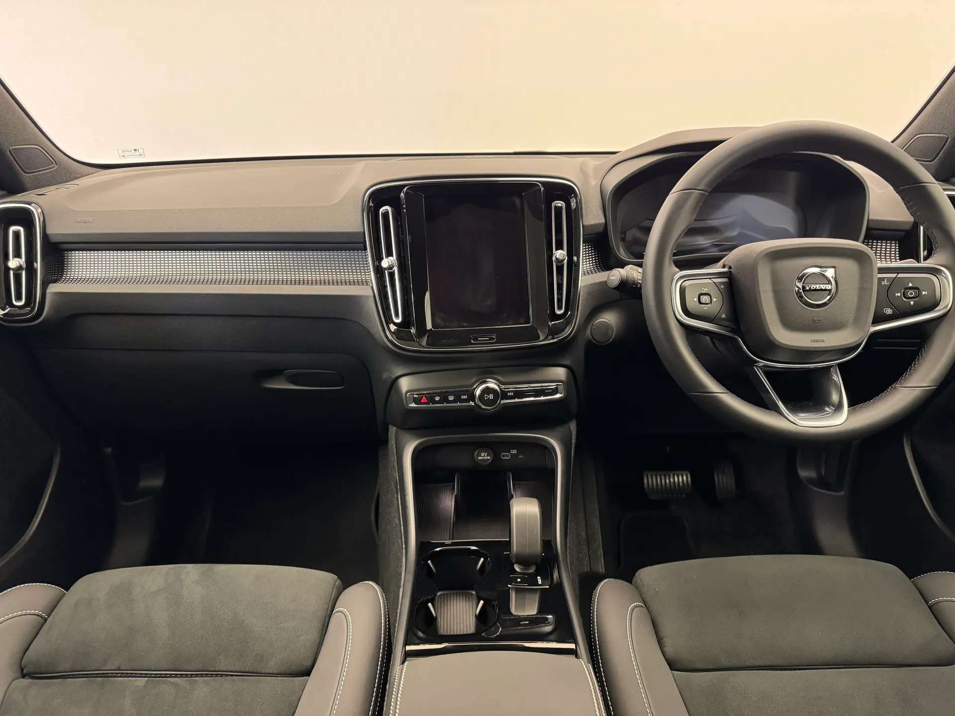 2025 VOLVO EC40 2025 VOLVO EC40