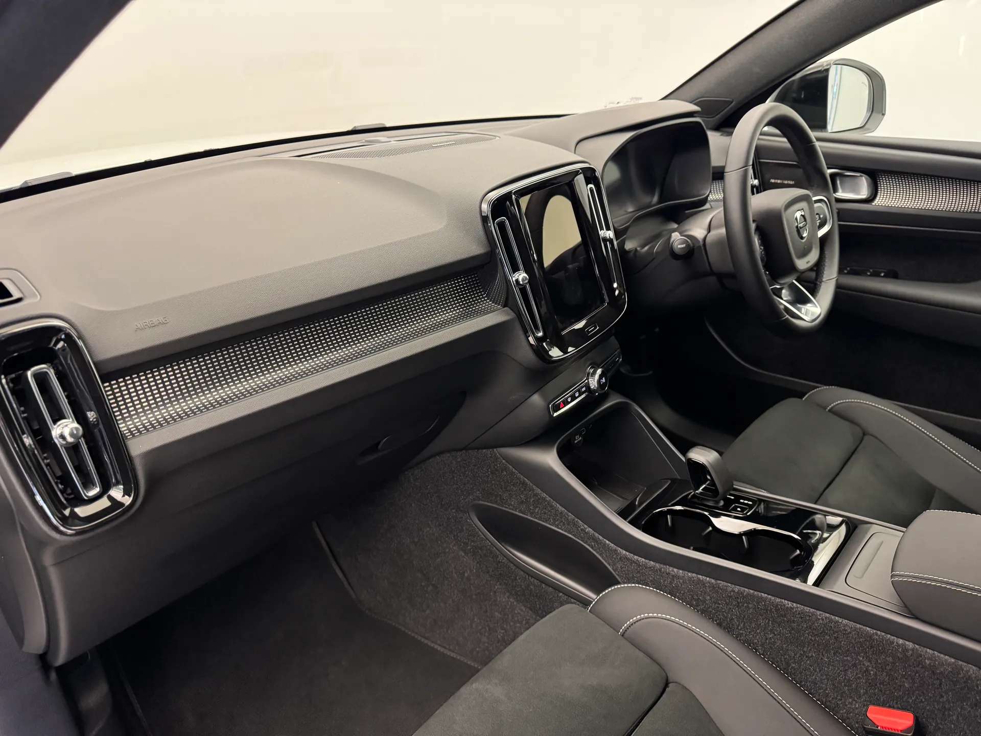 2025 VOLVO EC40 2025 VOLVO EC40