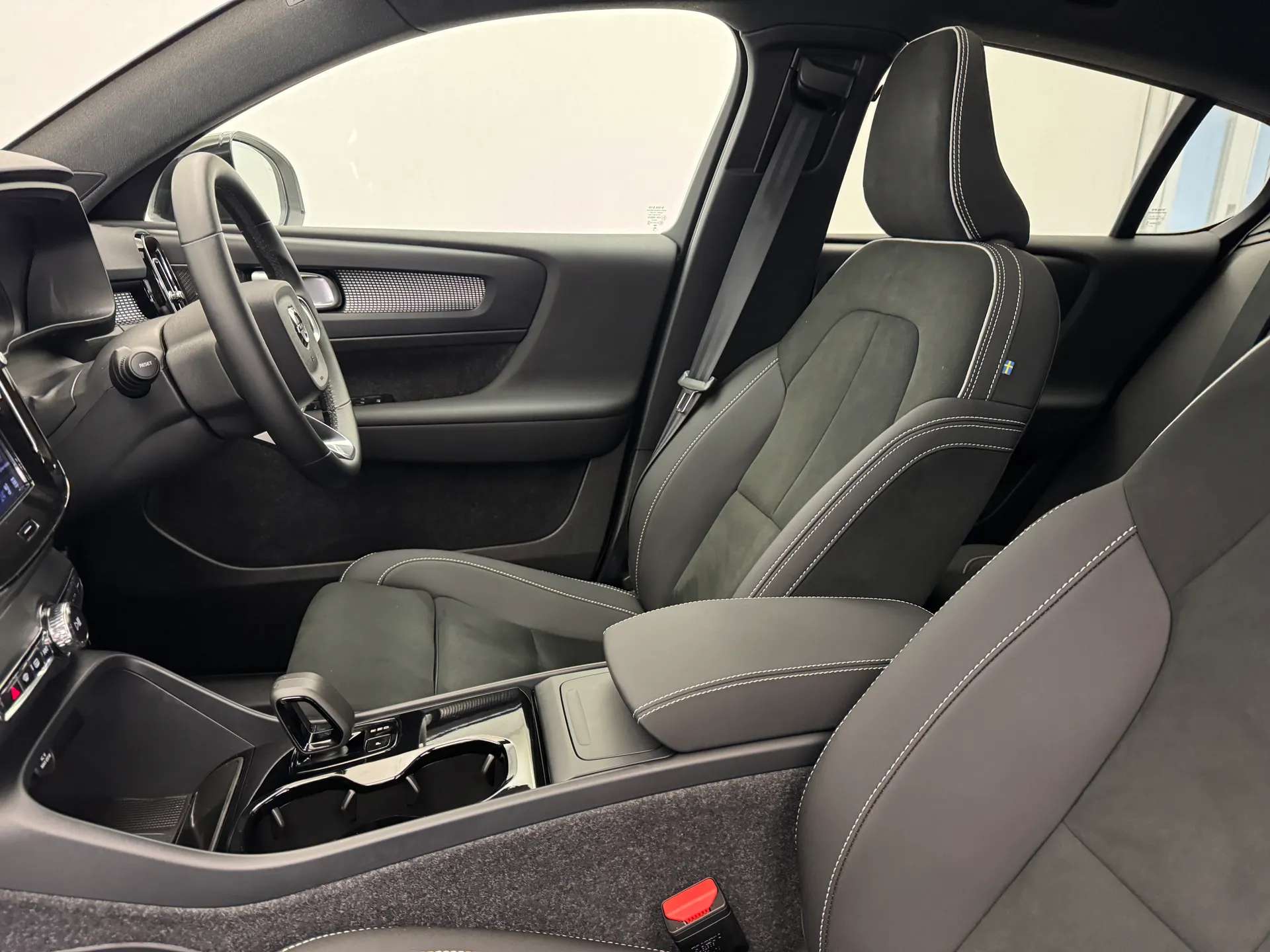 2025 VOLVO EC40 2025 VOLVO EC40