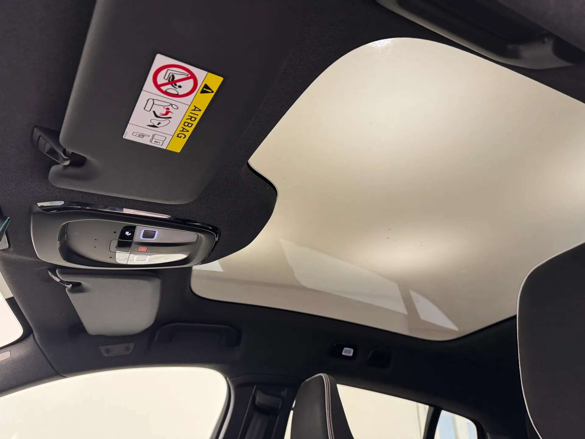 2025 VOLVO EC40 2025 VOLVO EC40