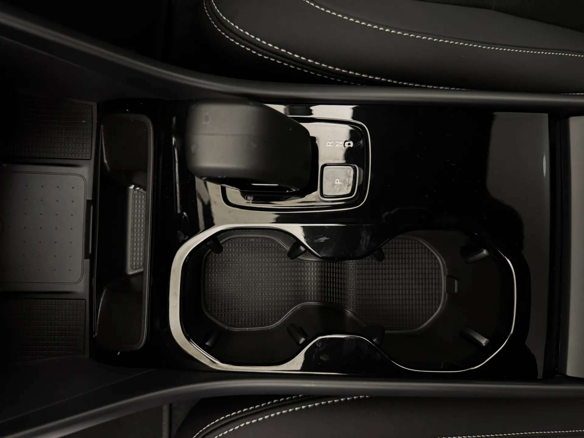 2025 VOLVO EC40 2025 VOLVO EC40