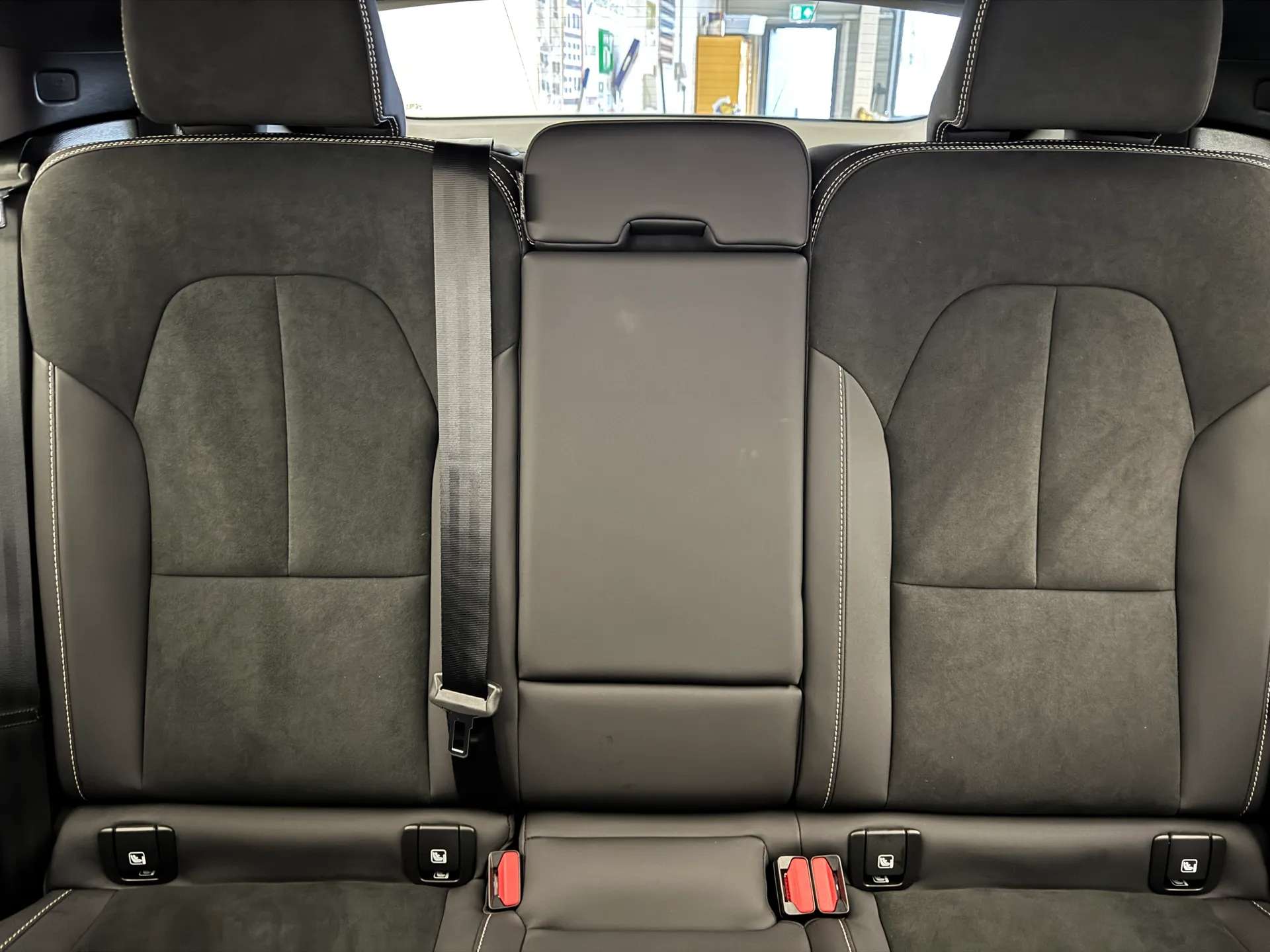 2025 VOLVO EC40 2025 VOLVO EC40