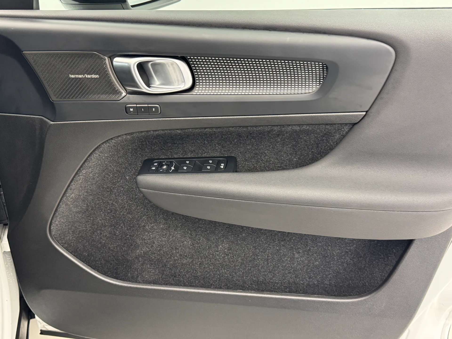 2025 VOLVO EC40 2025 VOLVO EC40