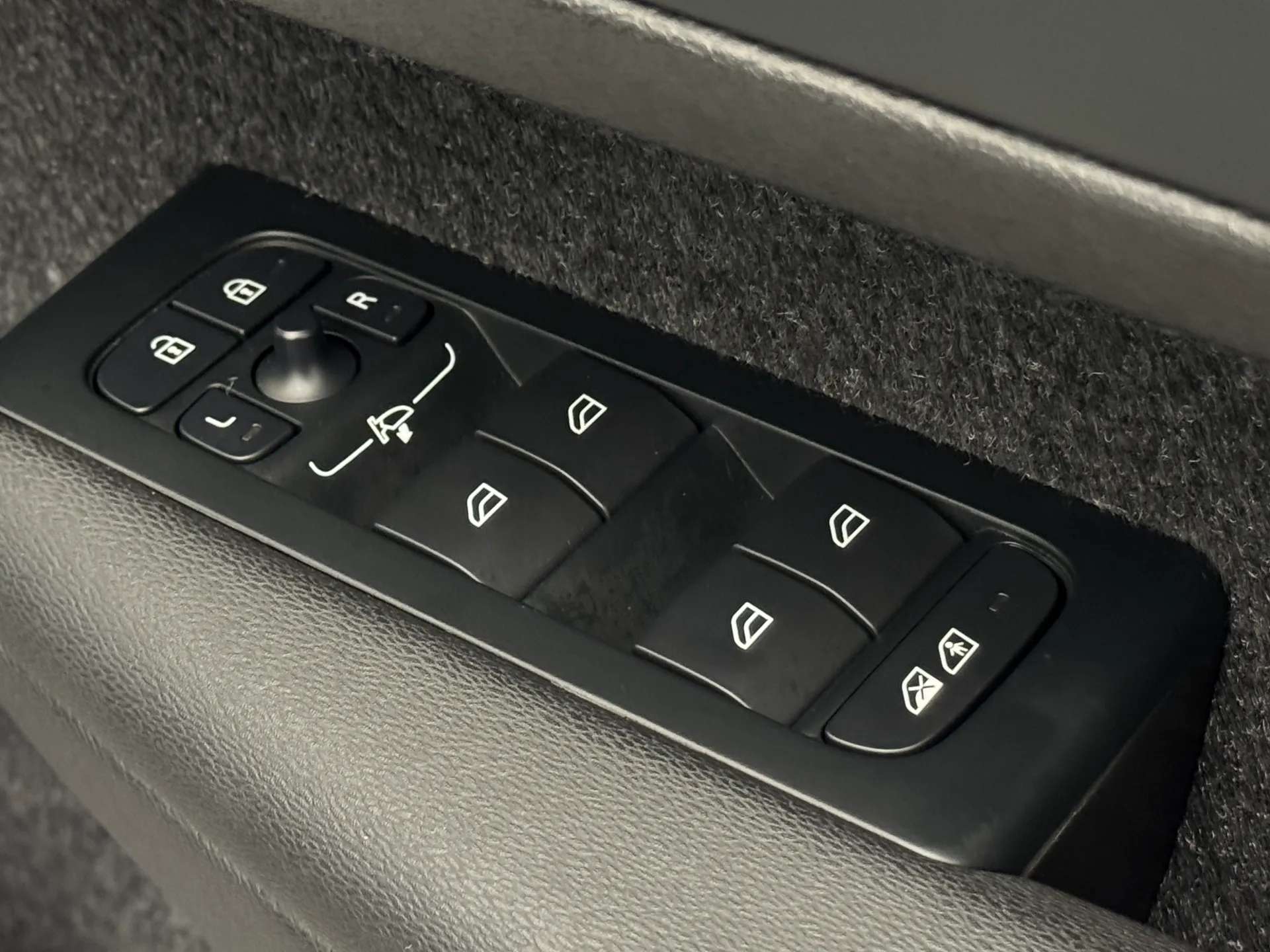 2025 VOLVO EC40 2025 VOLVO EC40