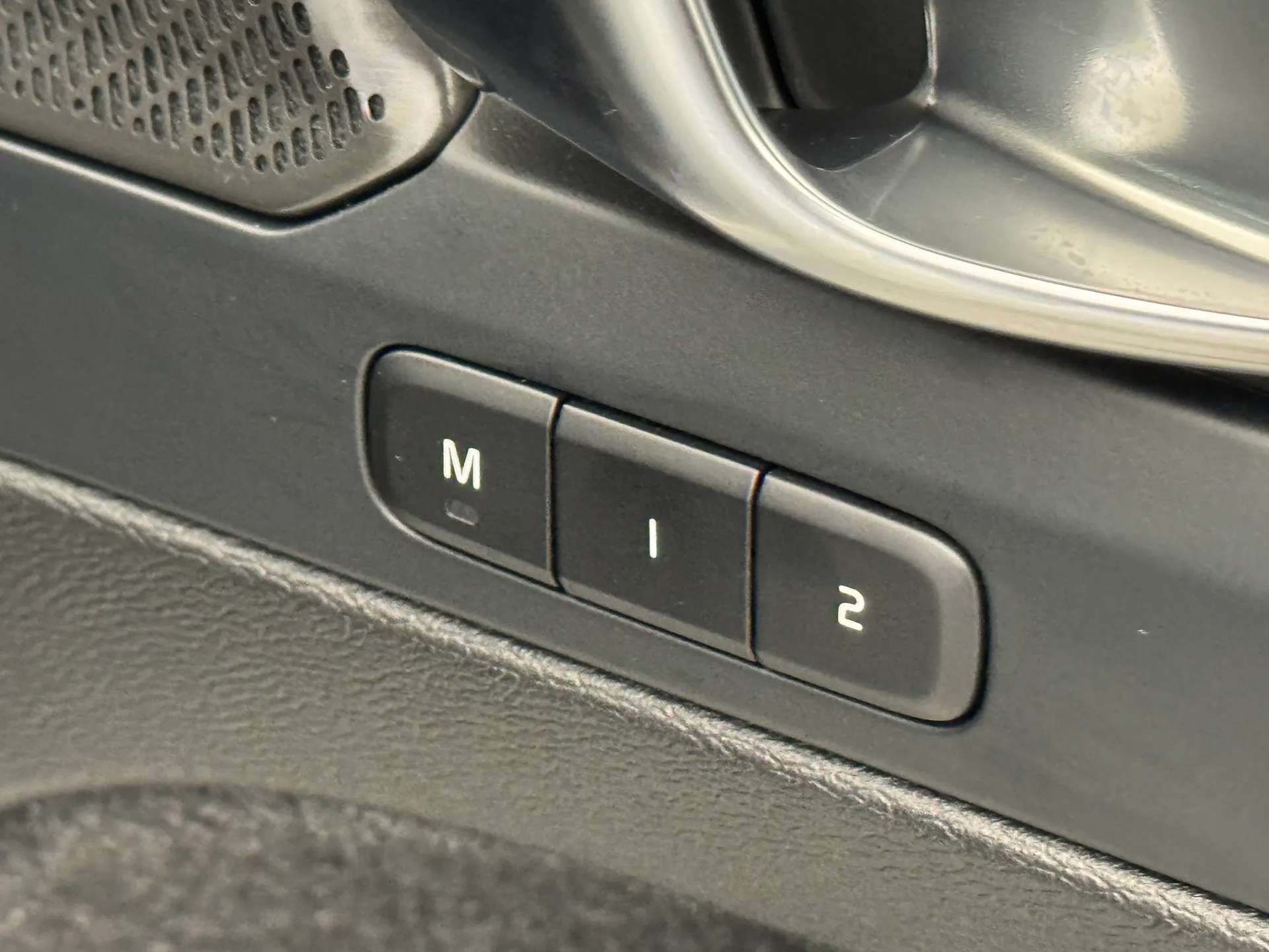 2025 VOLVO EC40 2025 VOLVO EC40