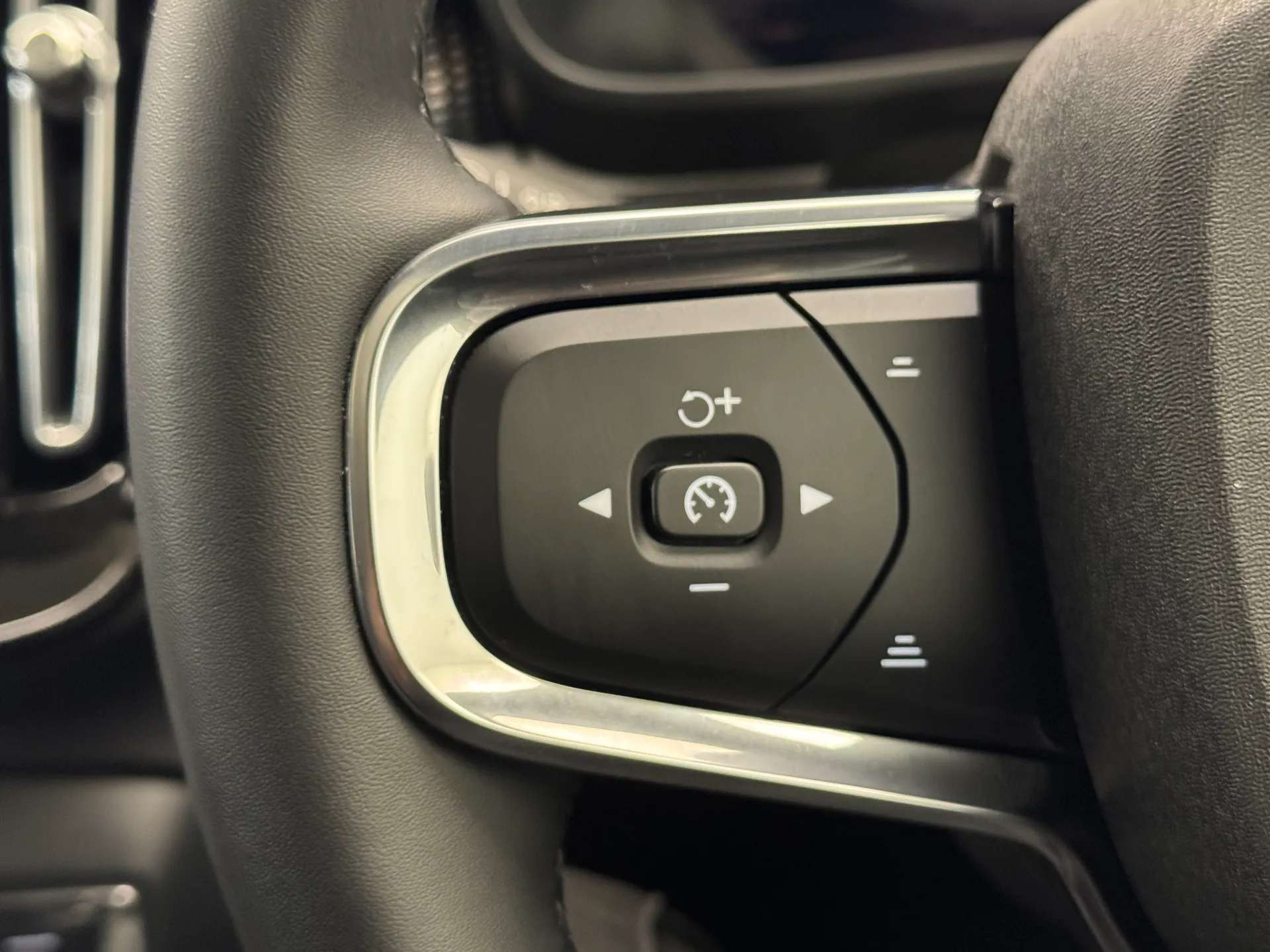 2025 VOLVO EC40 2025 VOLVO EC40