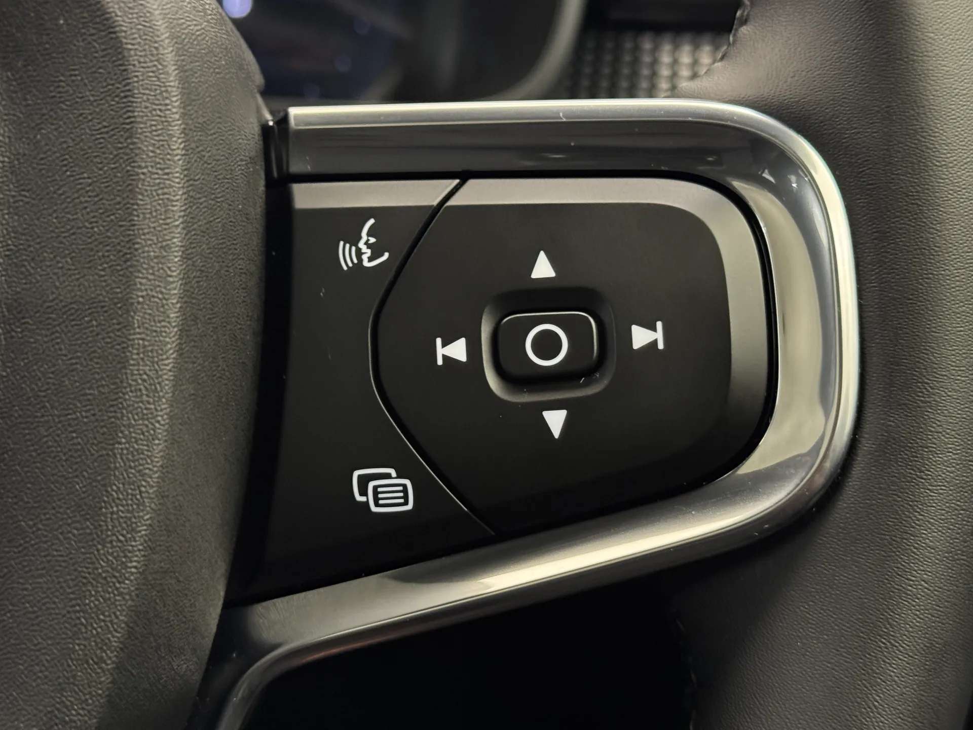 2025 VOLVO EC40 2025 VOLVO EC40