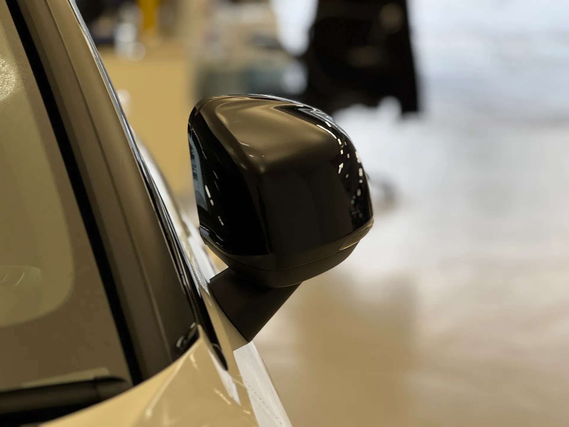 2025 VOLVO EC40 2025 VOLVO EC40