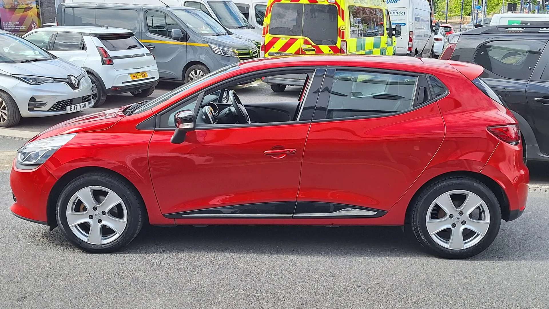 A 2016 RENAULT CLIO 1.5 dCi 90 Dynamique Nav 5dr A 2016 RENAULT CLIO 1.5 dCi 90 Dynamique Nav 5dr