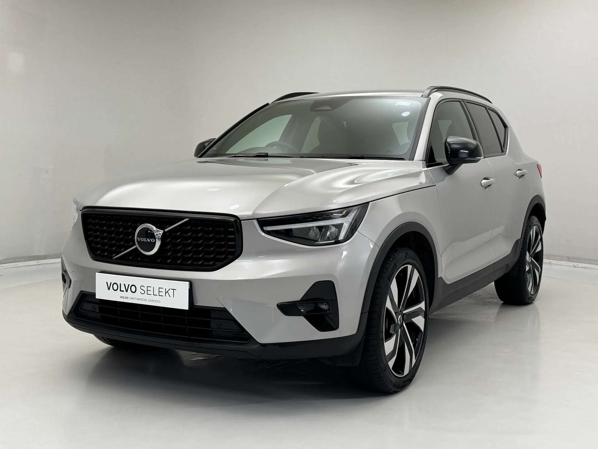 2024 VOLVO XC40 2024 VOLVO XC40