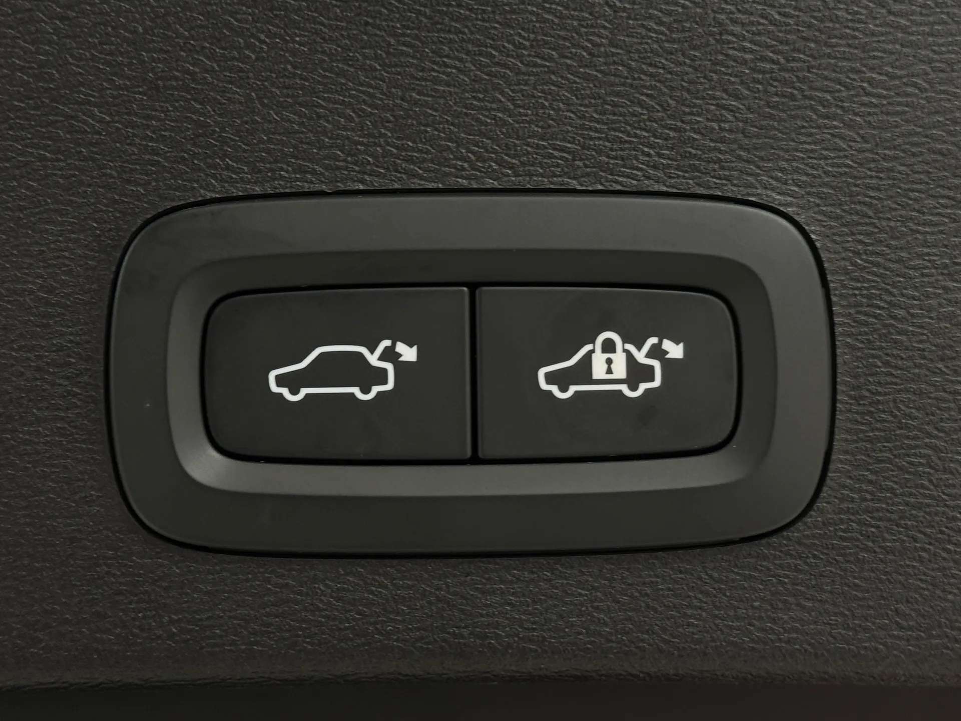 2024 VOLVO XC40 2024 VOLVO XC40