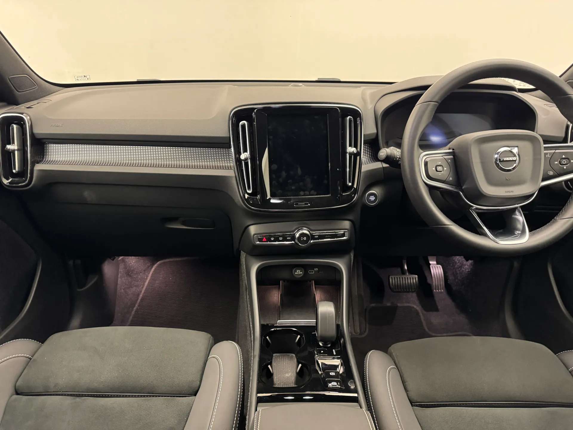 2024 VOLVO XC40 2024 VOLVO XC40