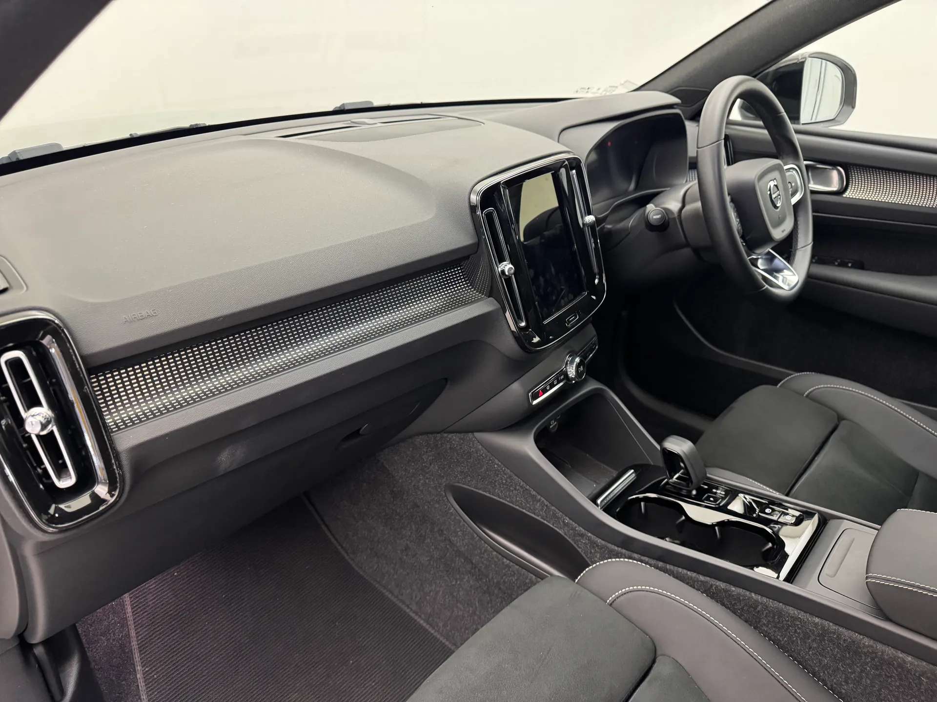 2024 VOLVO XC40 2024 VOLVO XC40