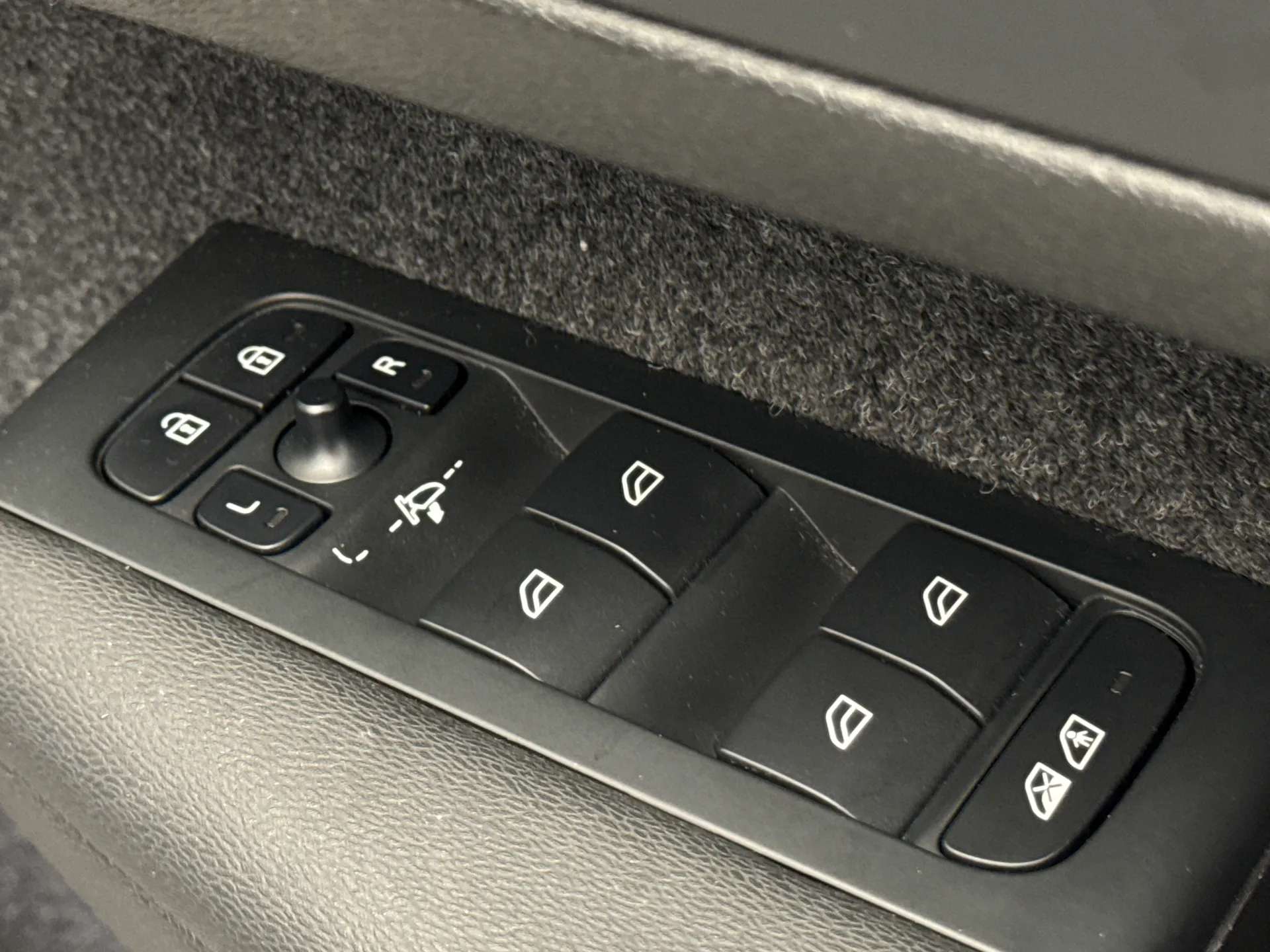 2024 VOLVO XC40 2024 VOLVO XC40