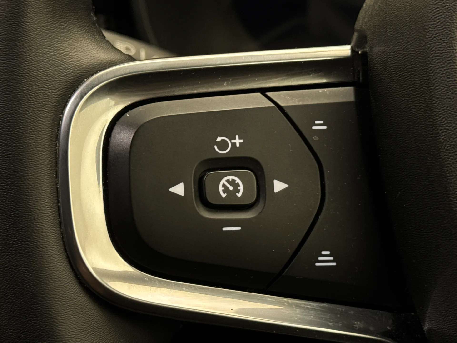 2024 VOLVO XC40 2024 VOLVO XC40