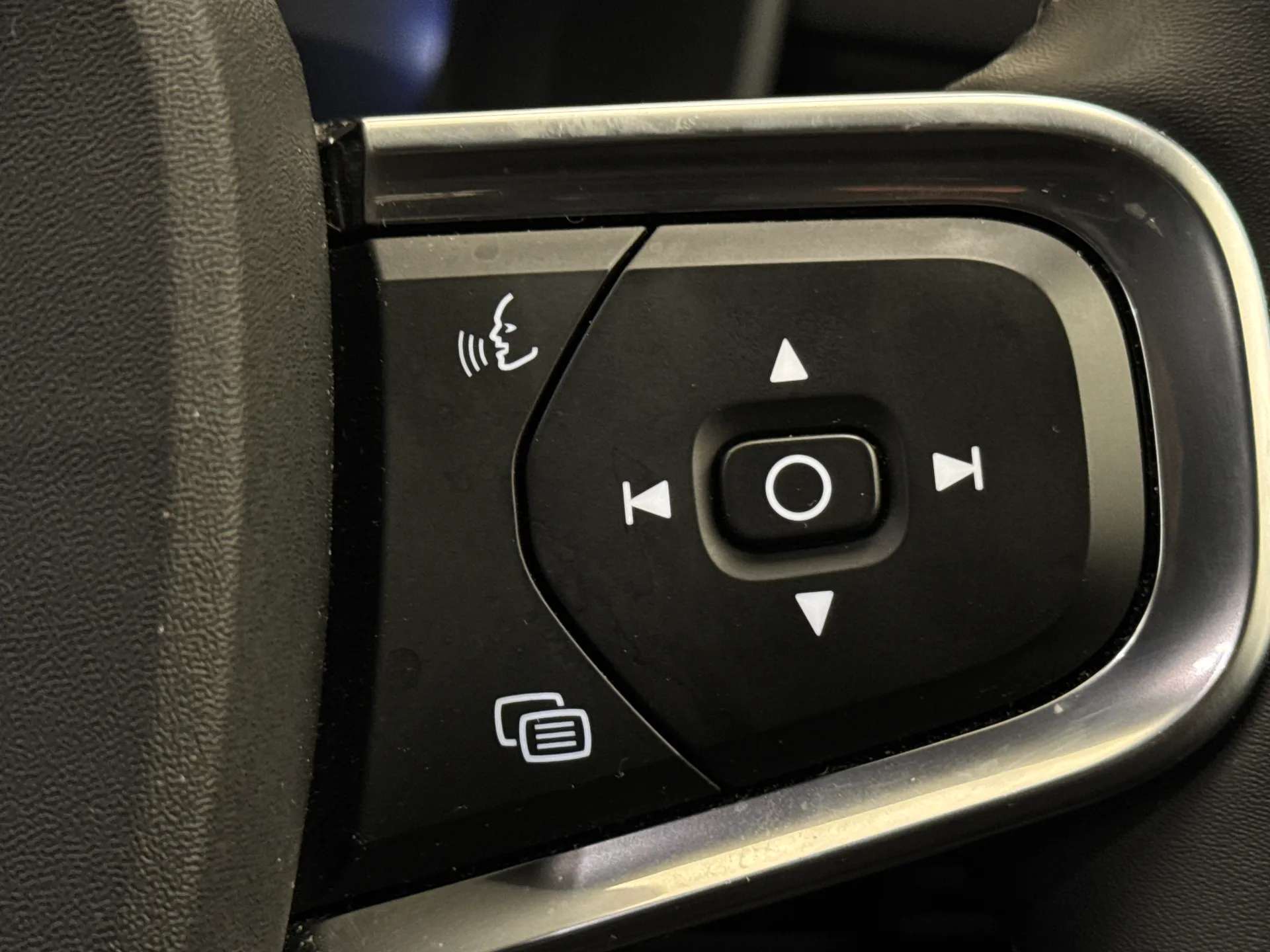 2024 VOLVO XC40 2024 VOLVO XC40