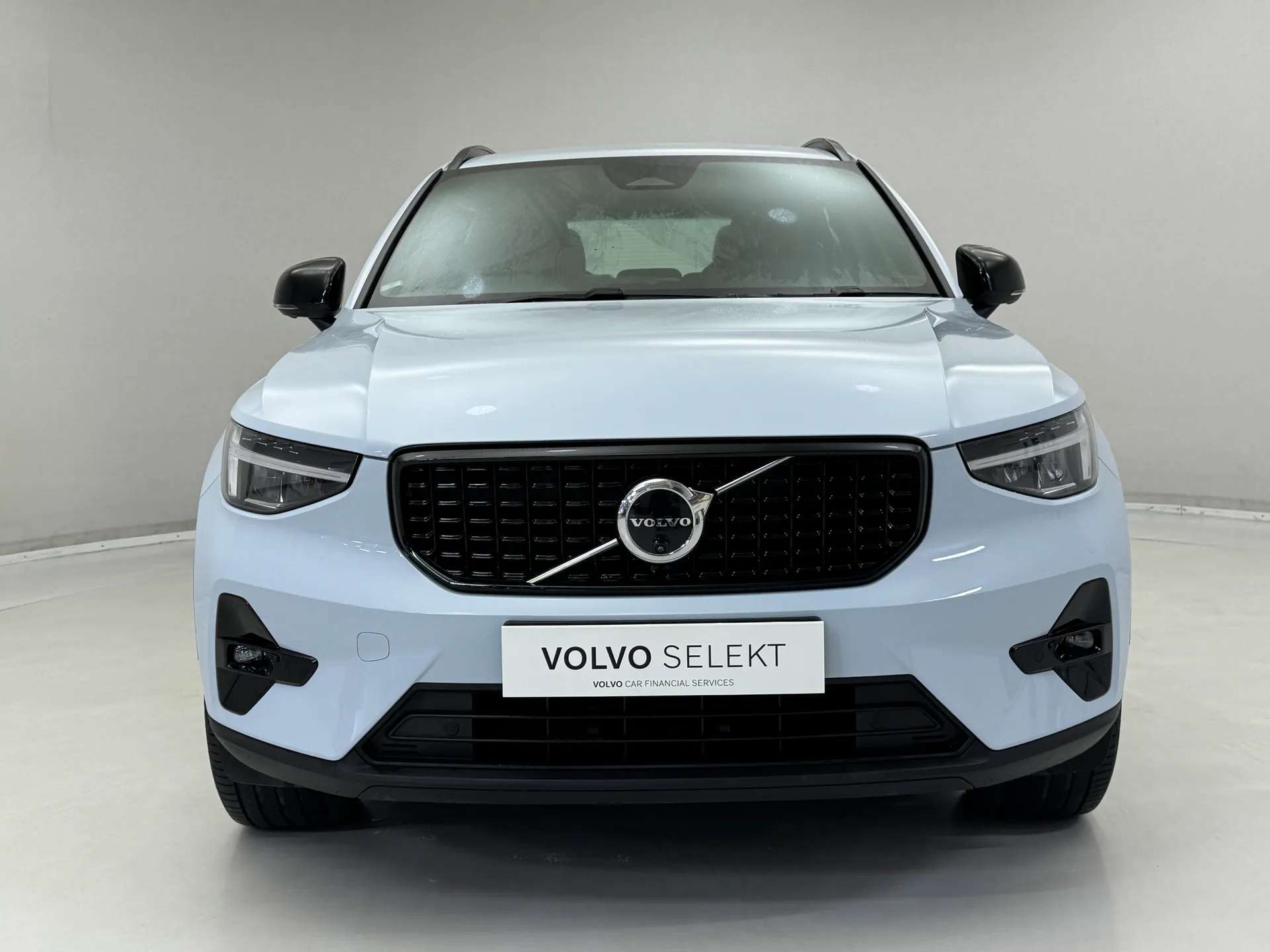 A 2023 VOLVO XC40 2.0 B3P Plus Dark 5dr Auto A 2023 VOLVO XC40 2.0 B3P Plus Dark 5dr Auto