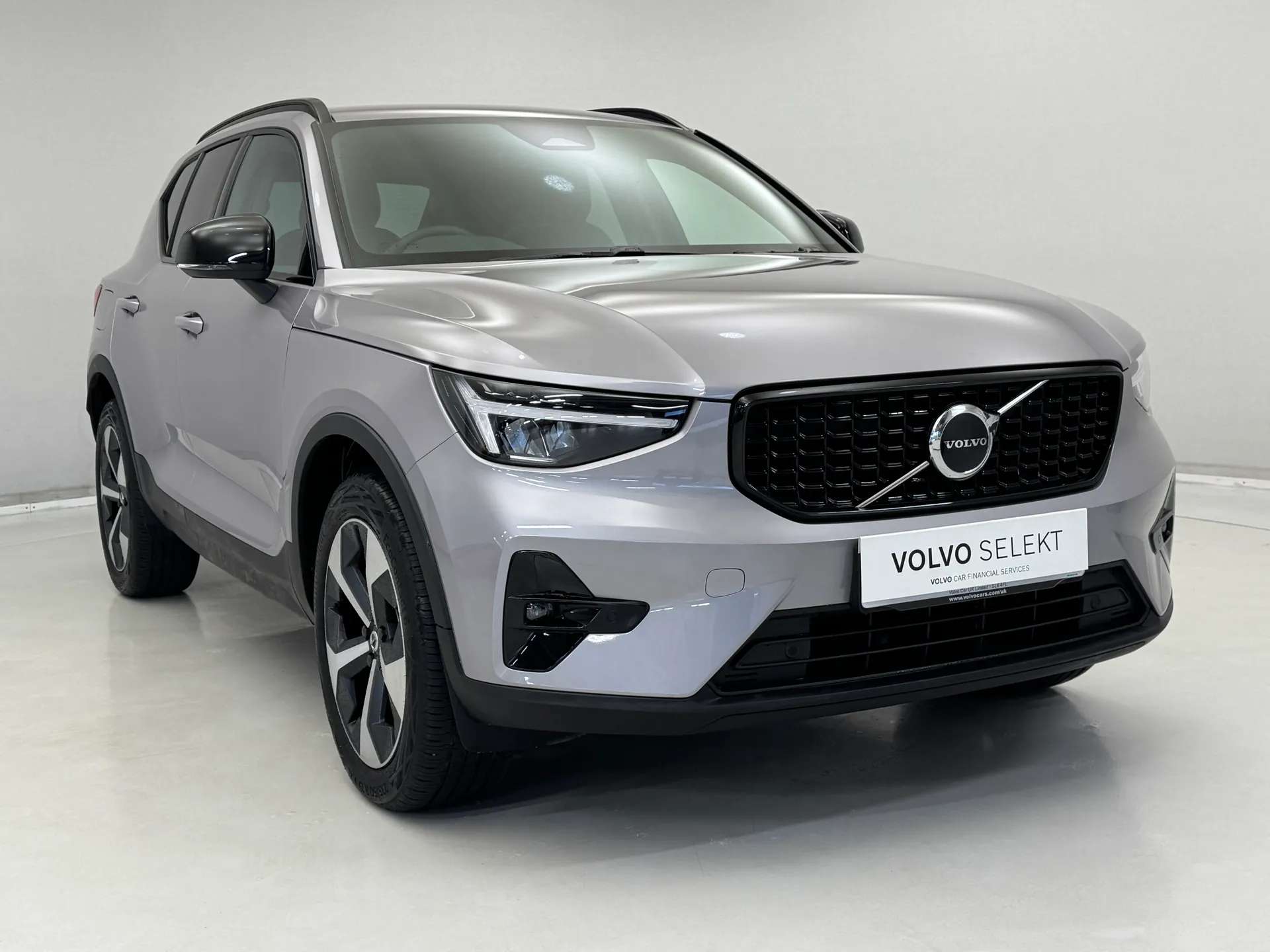 A 2025 VOLVO XC40 2.0 B3P Plus Dark 5dr Auto A 2025 VOLVO XC40 2.0 B3P Plus Dark 5dr Auto