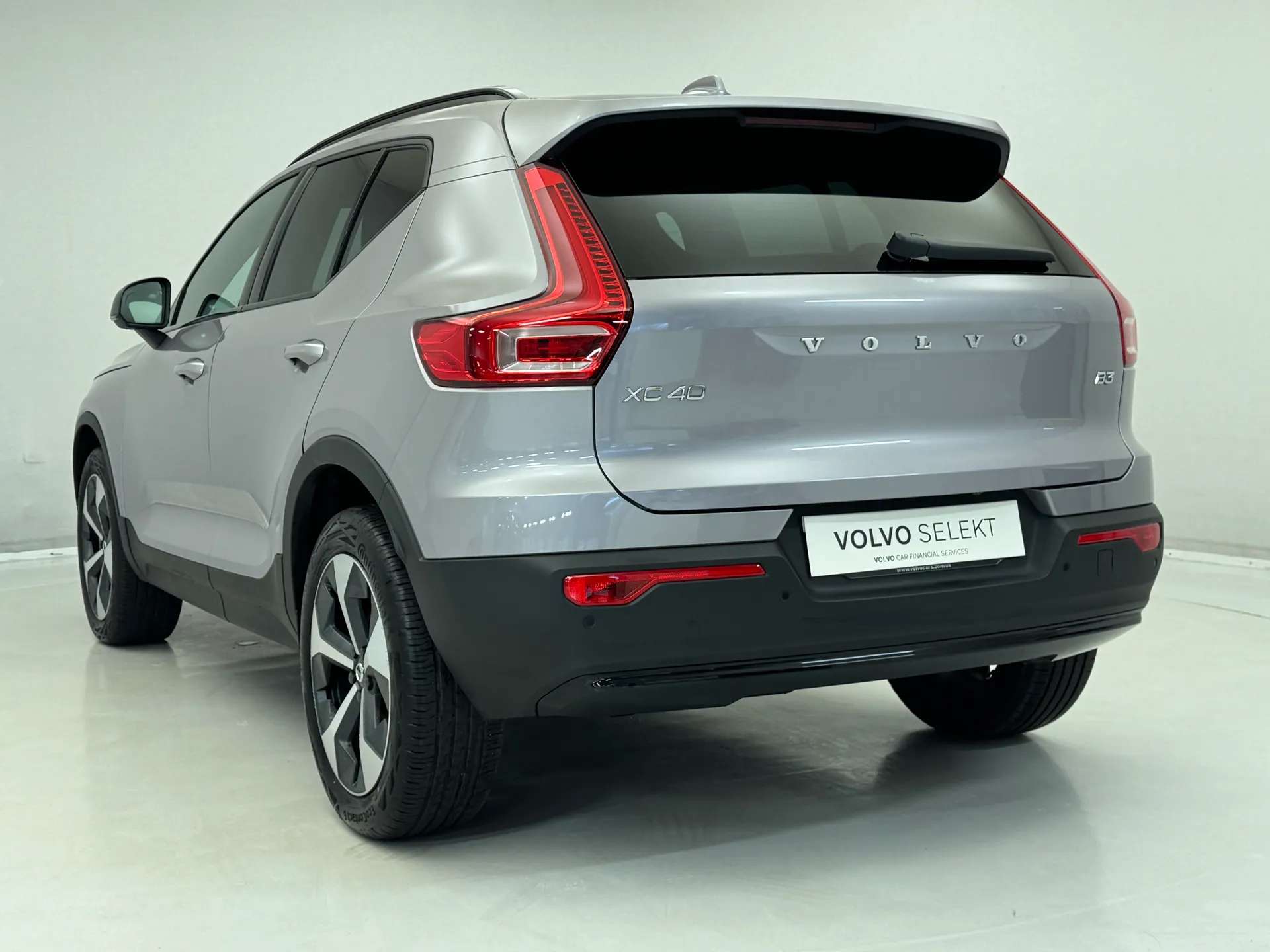 2025 VOLVO XC40 2025 VOLVO XC40