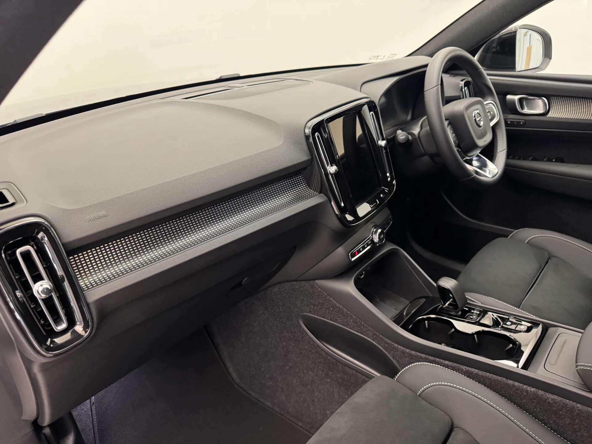 2025 VOLVO XC40 2025 VOLVO XC40