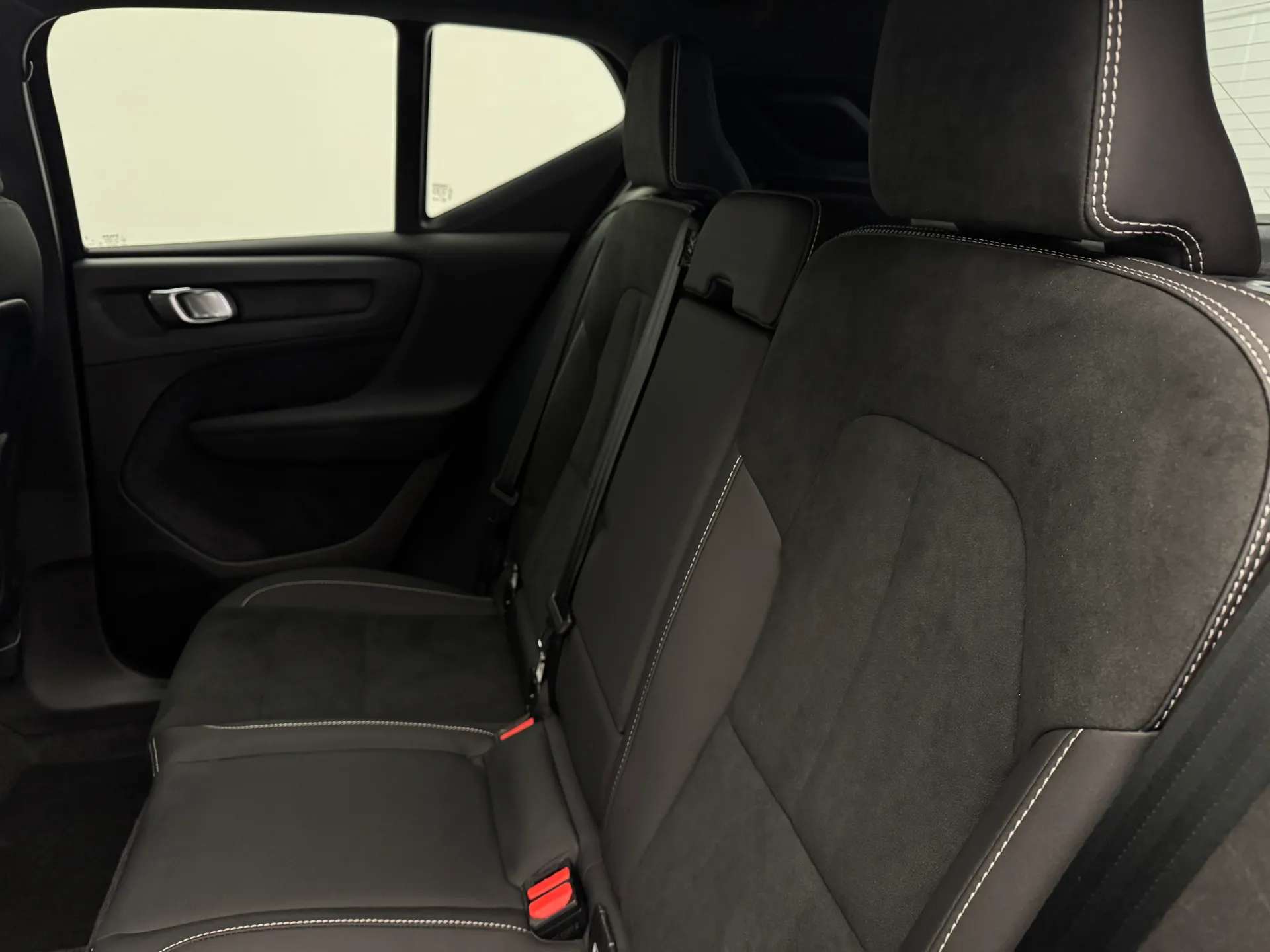 2025 VOLVO XC40 2025 VOLVO XC40