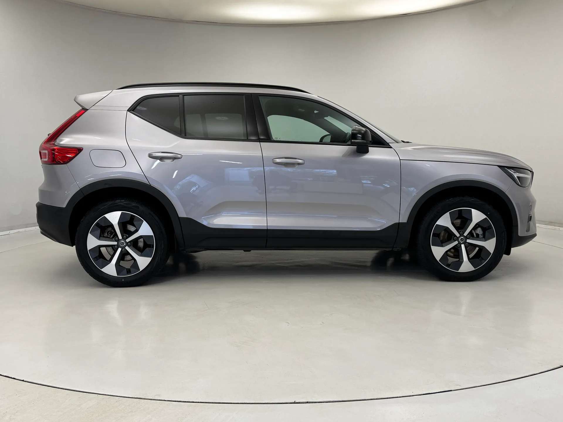 A 2025 VOLVO XC40 2.0 B3P Plus Dark 5dr Auto A 2025 VOLVO XC40 2.0 B3P Plus Dark 5dr Auto