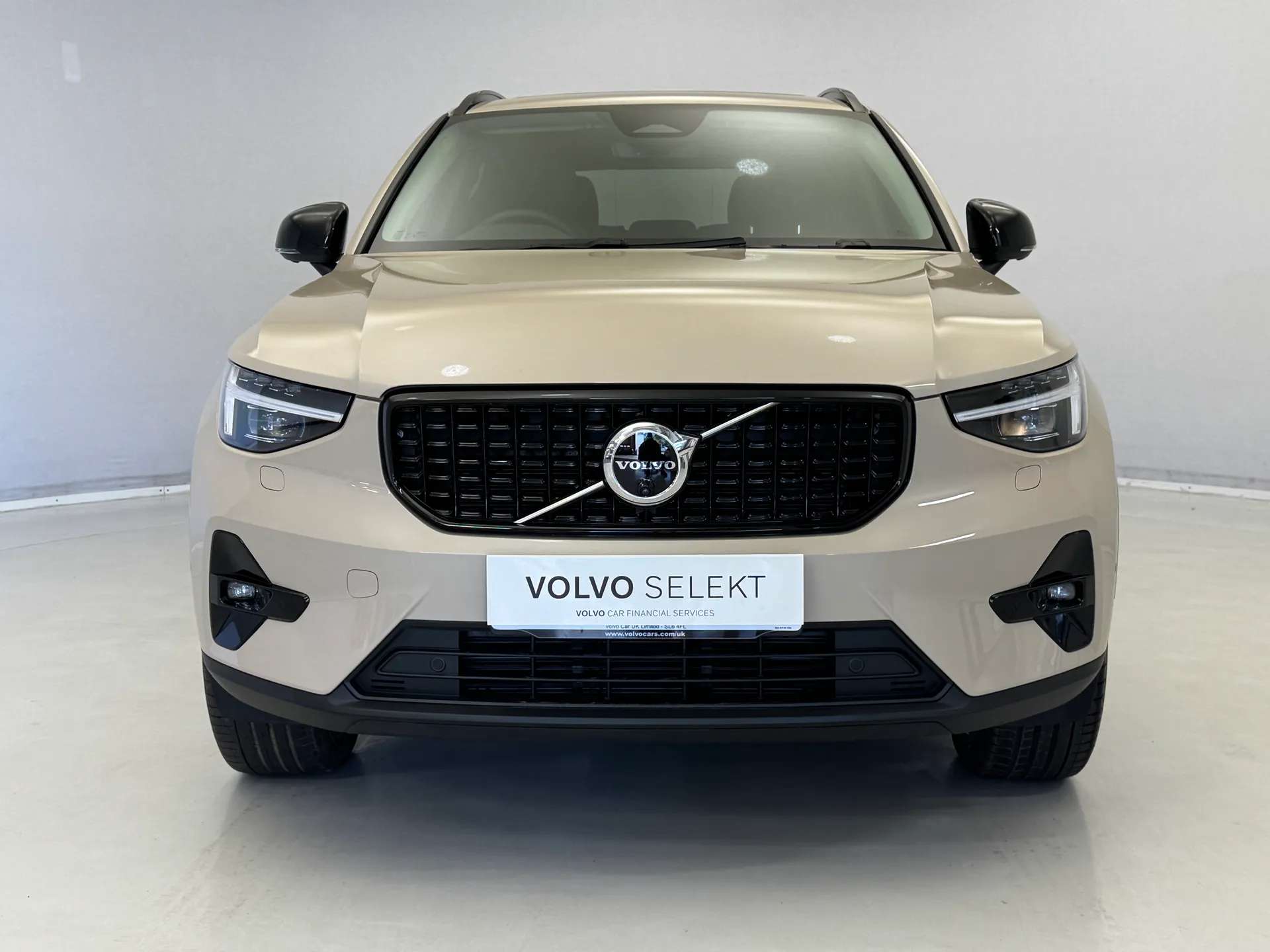 A 2025 VOLVO XC40 2.0 B4P Ultra Dark 5dr Auto A 2025 VOLVO XC40 2.0 B4P Ultra Dark 5dr Auto