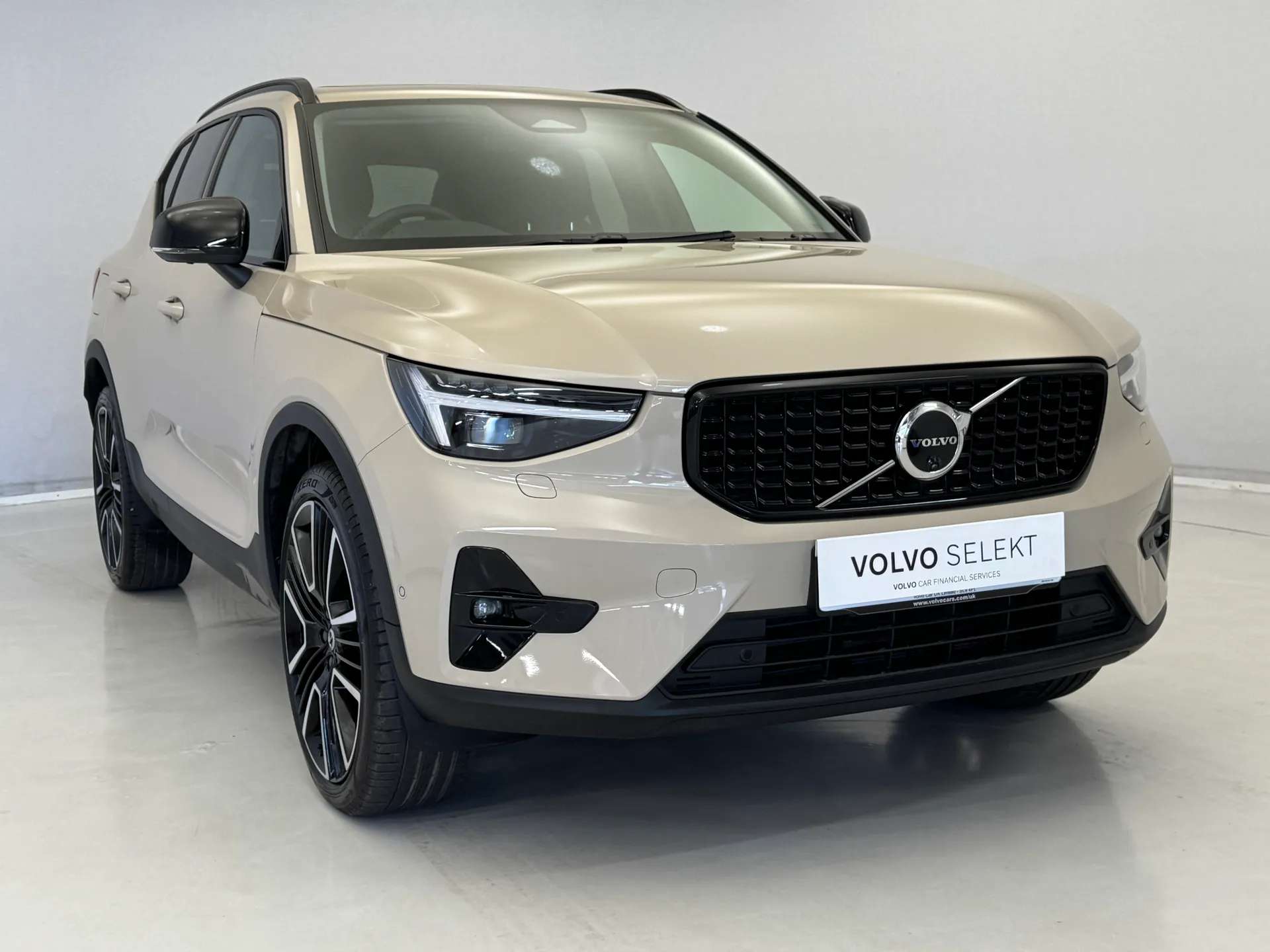 A 2025 VOLVO XC40 2.0 B4P Ultra Dark 5dr Auto A 2025 VOLVO XC40 2.0 B4P Ultra Dark 5dr Auto