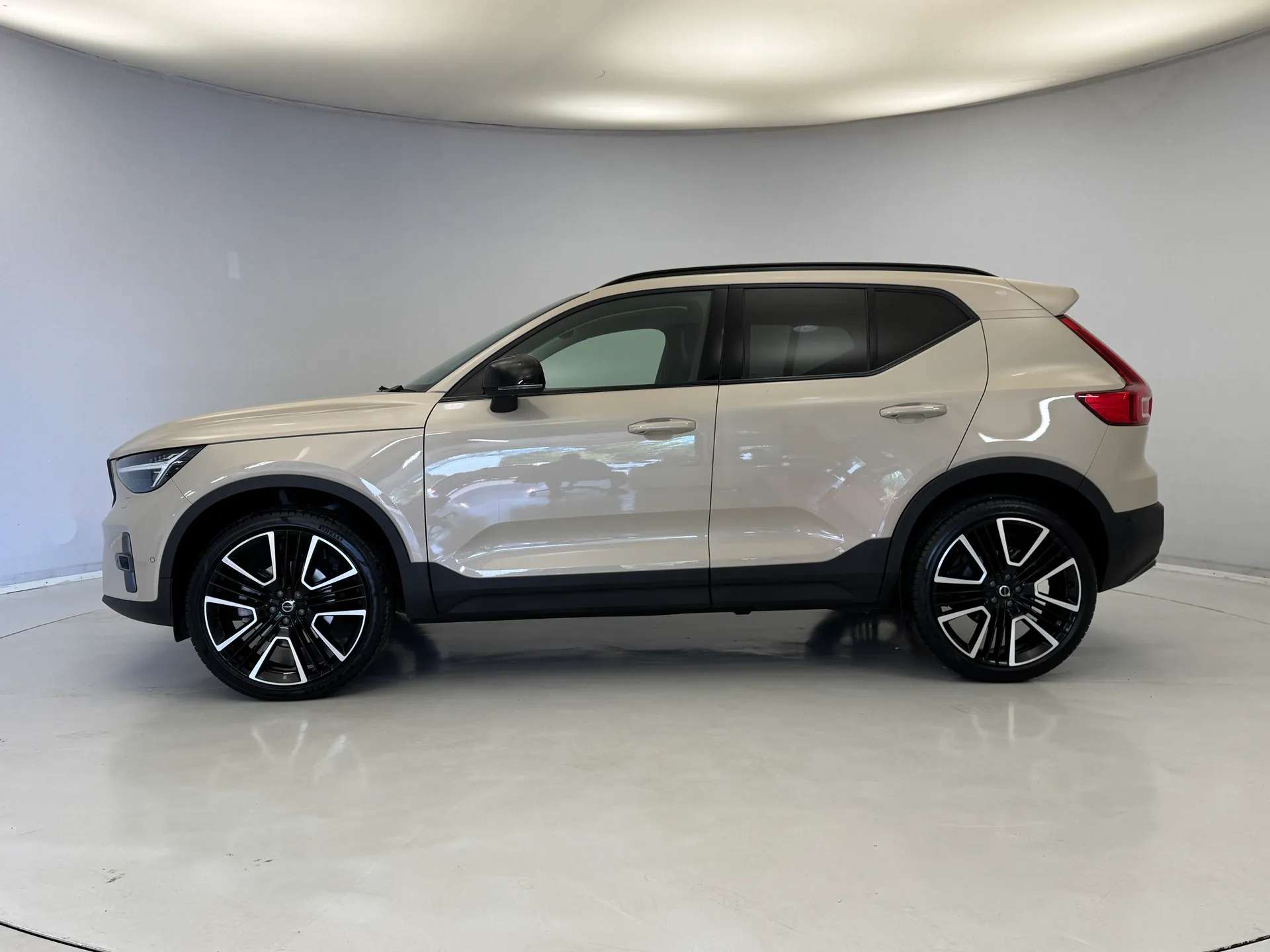 A 2025 VOLVO XC40 2.0 B4P Ultra Dark 5dr Auto A 2025 VOLVO XC40 2.0 B4P Ultra Dark 5dr Auto