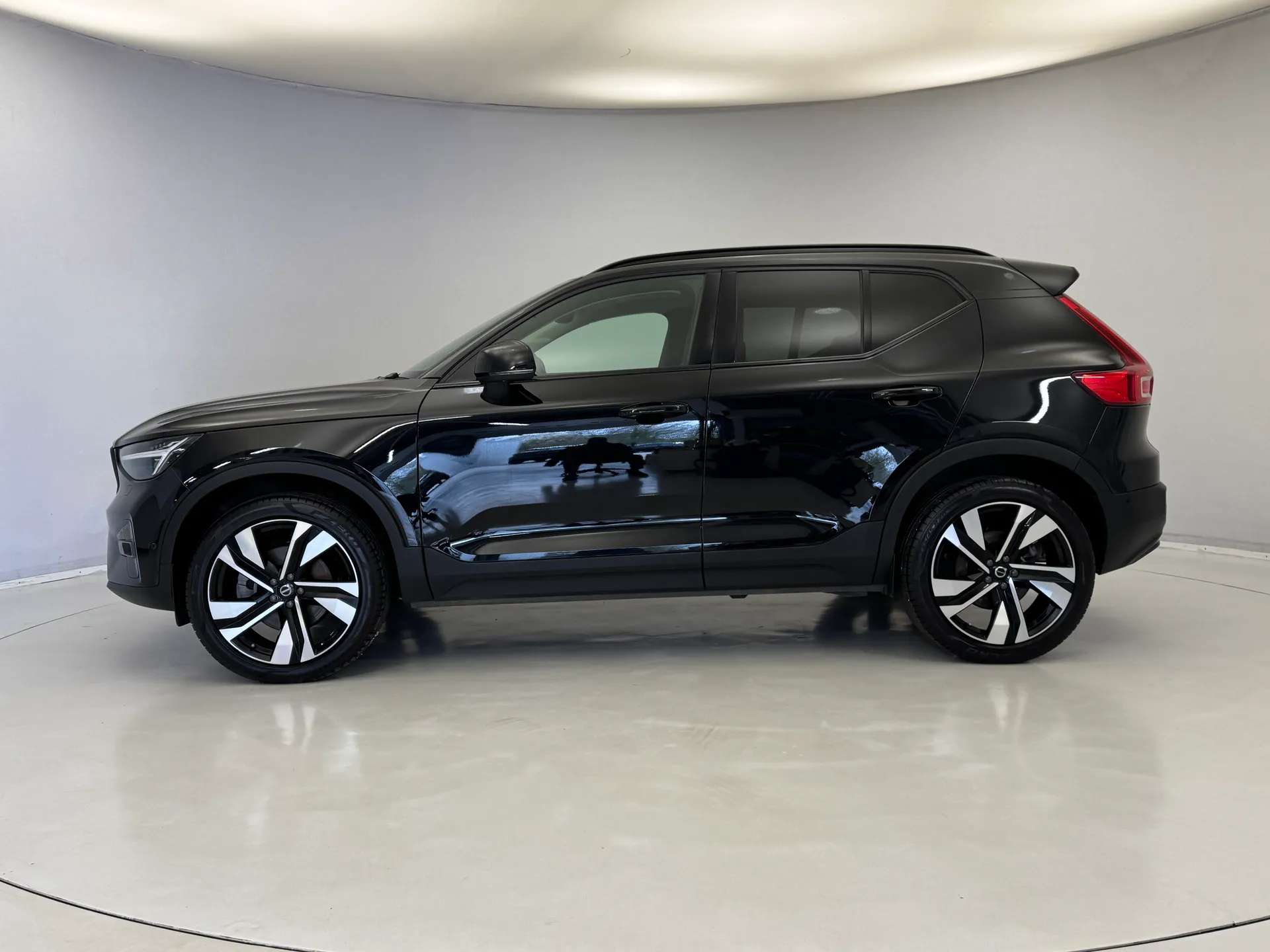 A 2025 VOLVO XC40 2.0 B3P Ultra Dark 5dr Auto A 2025 VOLVO XC40 2.0 B3P Ultra Dark 5dr Auto