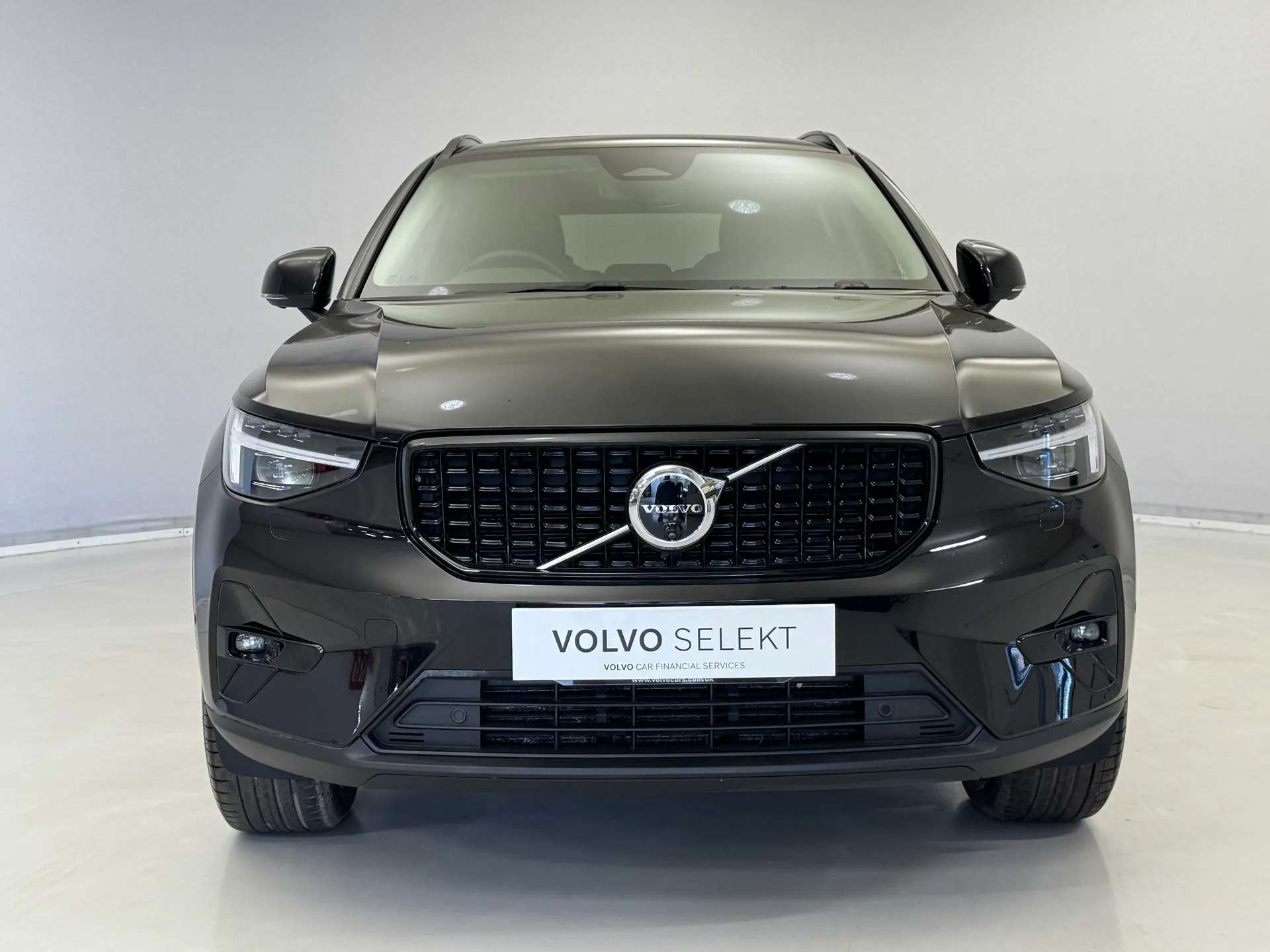 A 2025 VOLVO XC40 2.0 B3P Ultra Dark 5dr Auto A 2025 VOLVO XC40 2.0 B3P Ultra Dark 5dr Auto