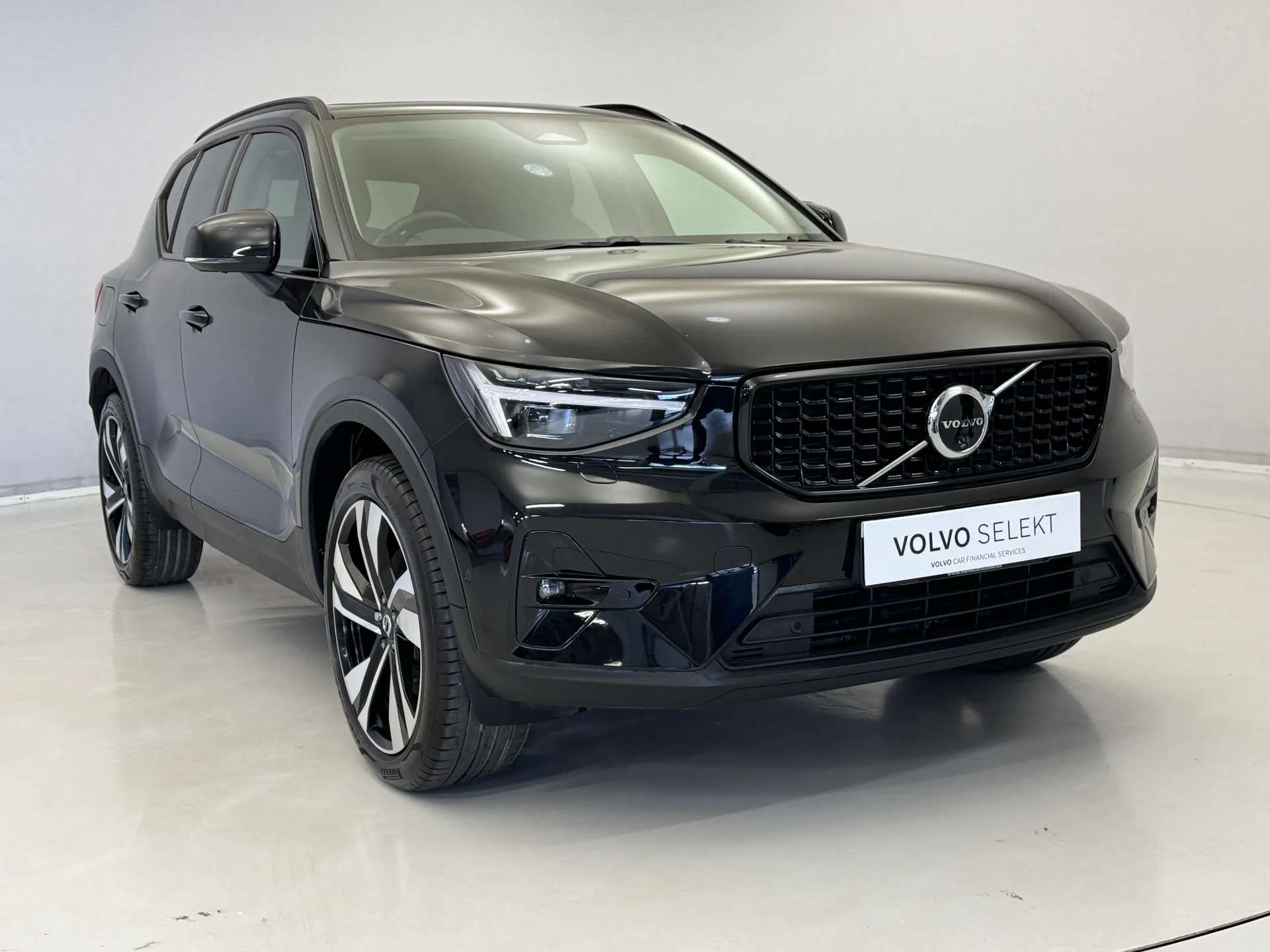 A 2025 VOLVO XC40 2.0 B3P Ultra Dark 5dr Auto A 2025 VOLVO XC40 2.0 B3P Ultra Dark 5dr Auto