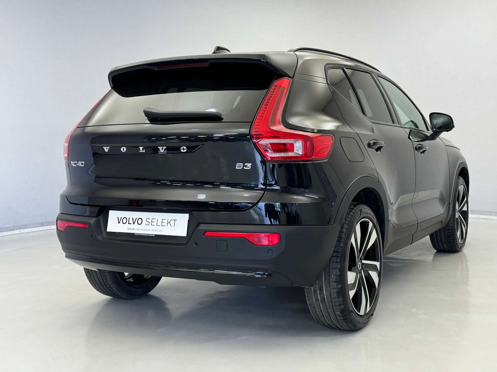 2025 VOLVO XC40 2025 VOLVO XC40