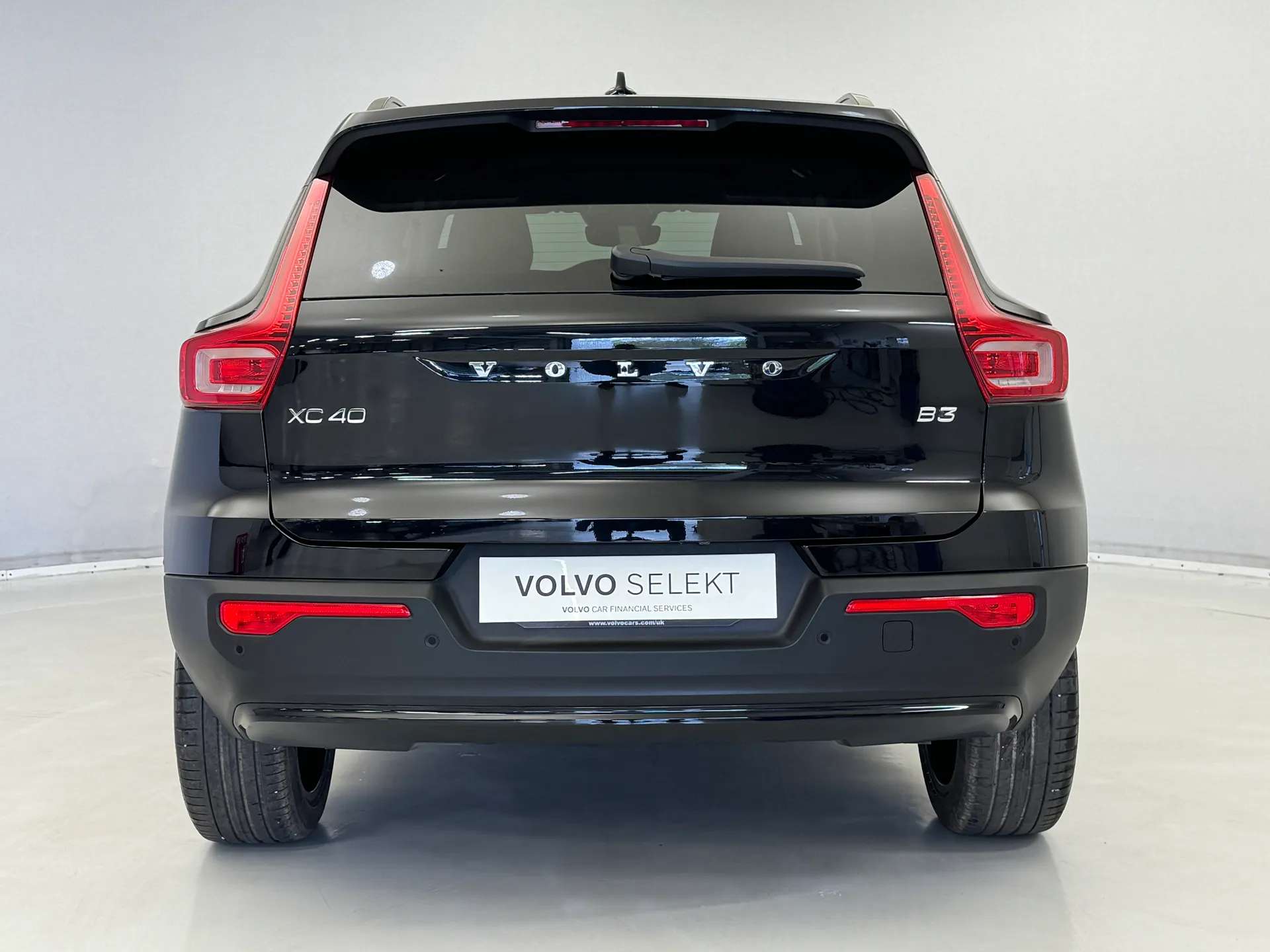 2025 VOLVO XC40 2025 VOLVO XC40