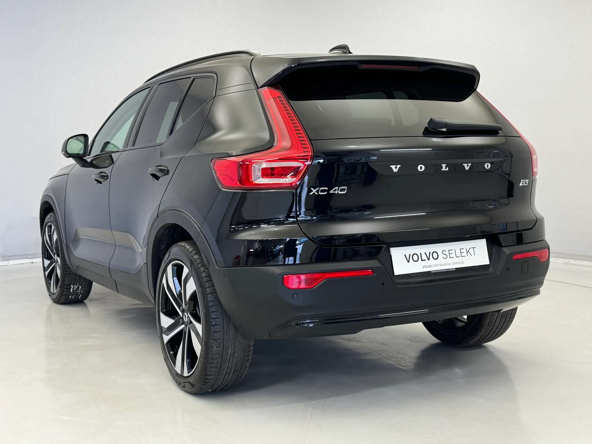 2025 VOLVO XC40 2025 VOLVO XC40