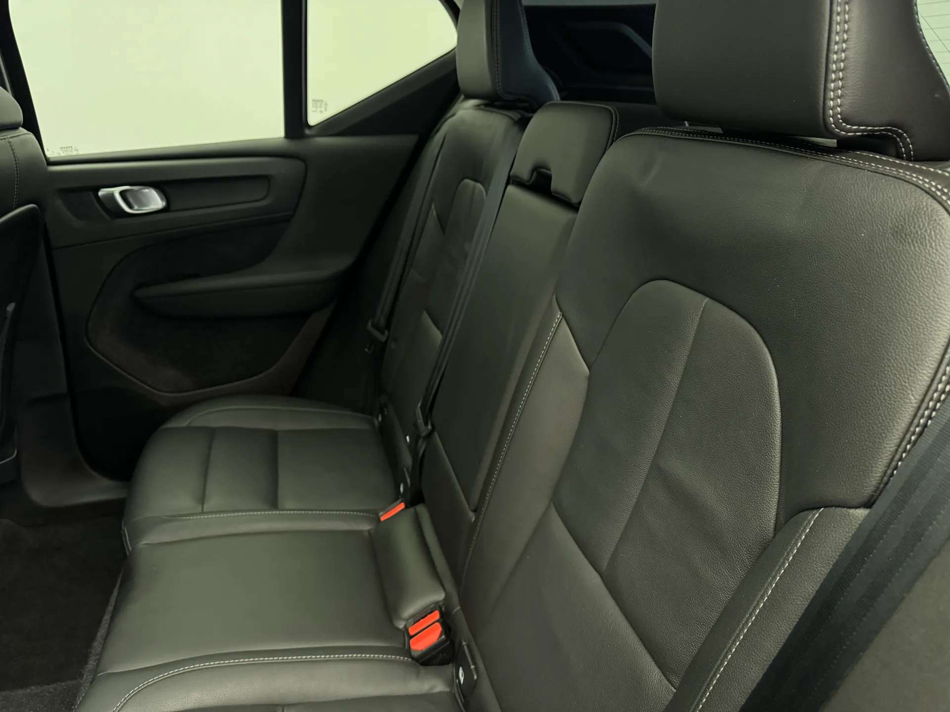 2025 VOLVO XC40 2025 VOLVO XC40