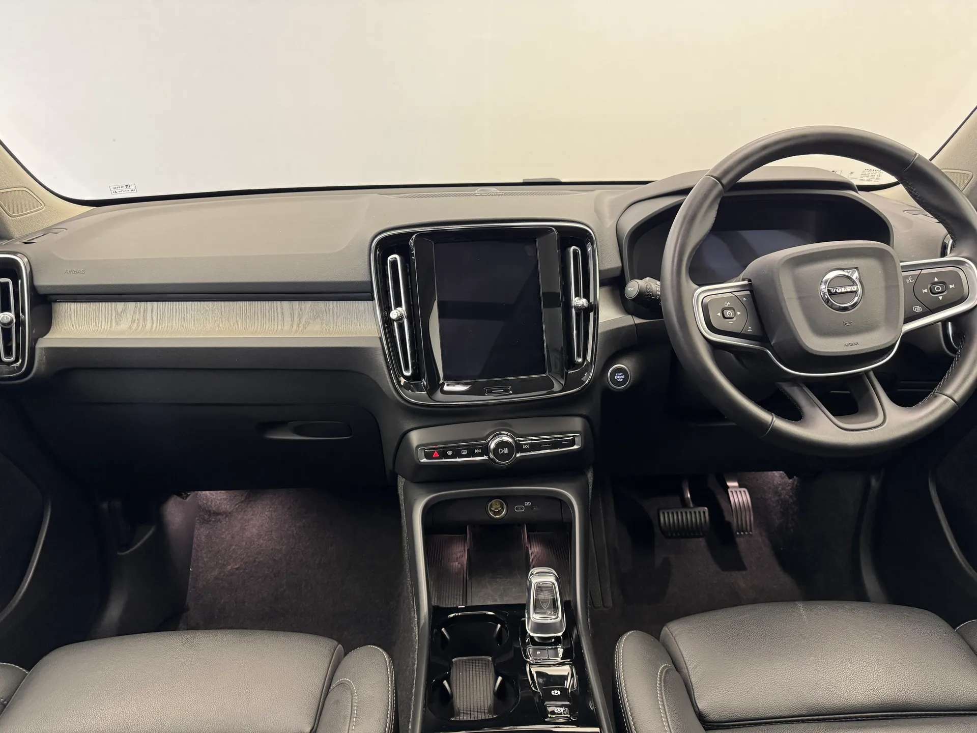 2025 VOLVO XC40 2025 VOLVO XC40