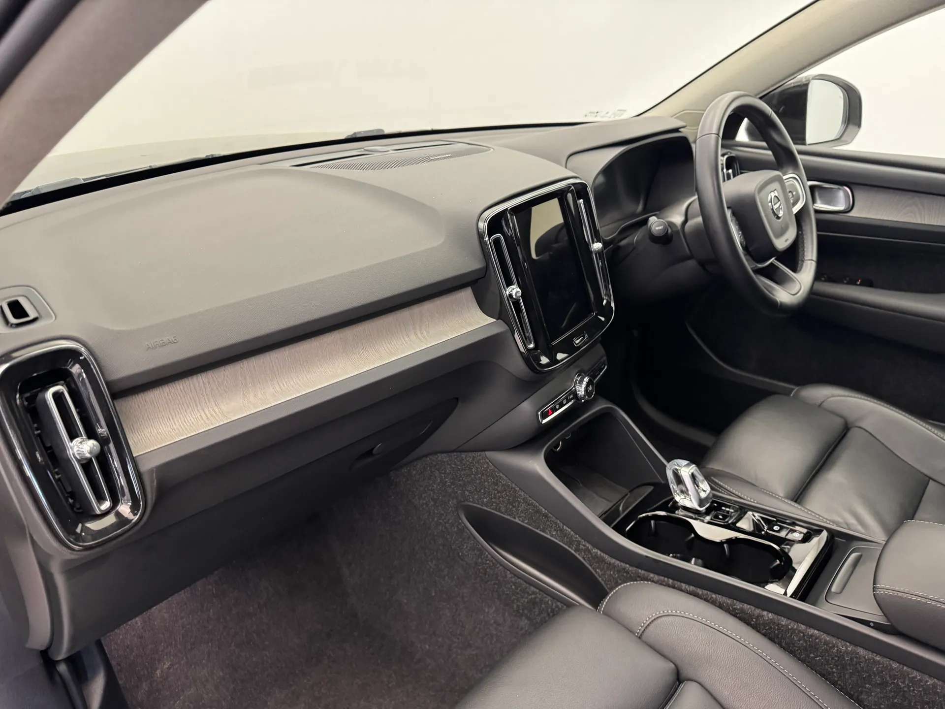 2025 VOLVO XC40 2025 VOLVO XC40