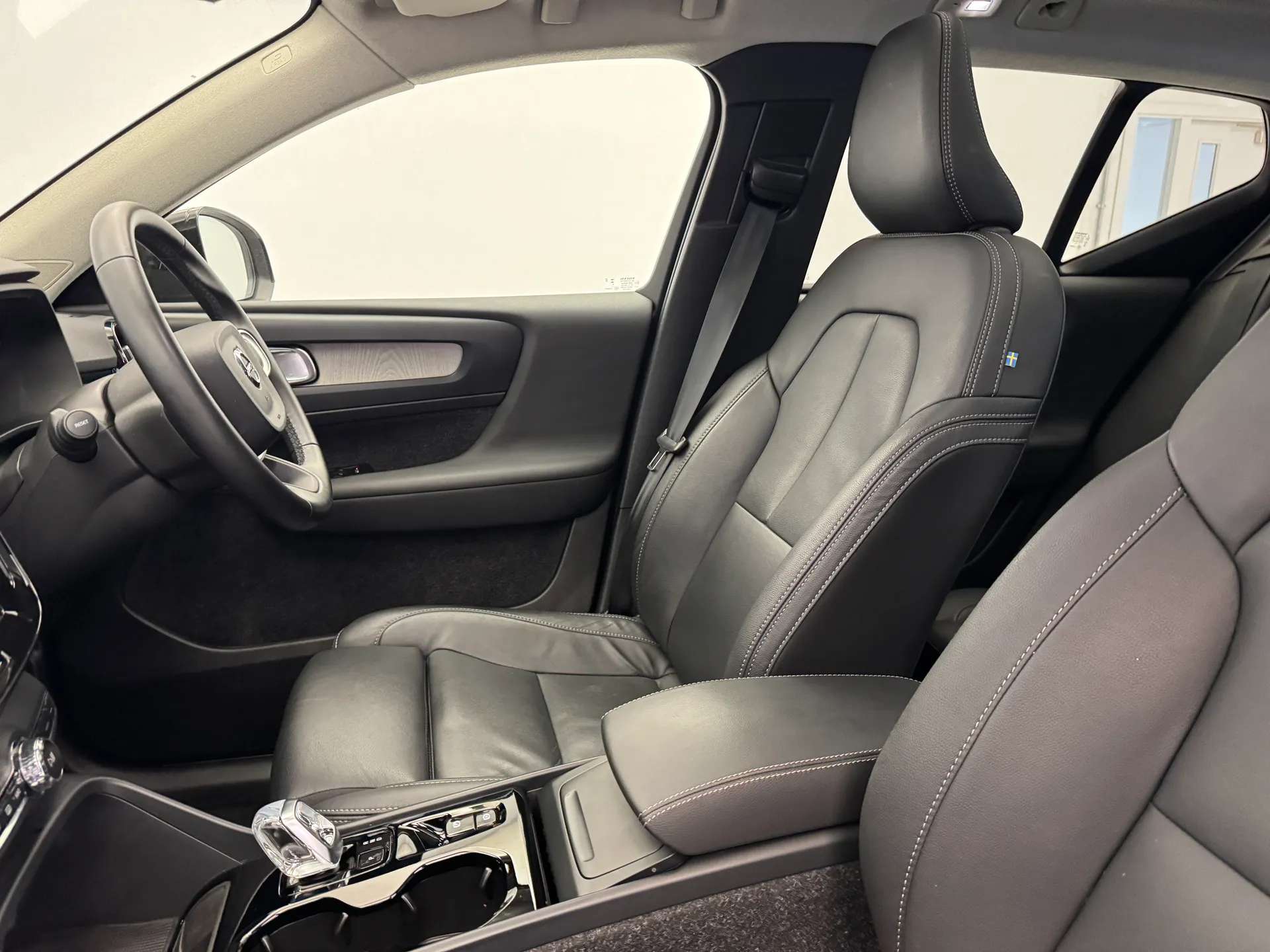 2025 VOLVO XC40 2025 VOLVO XC40