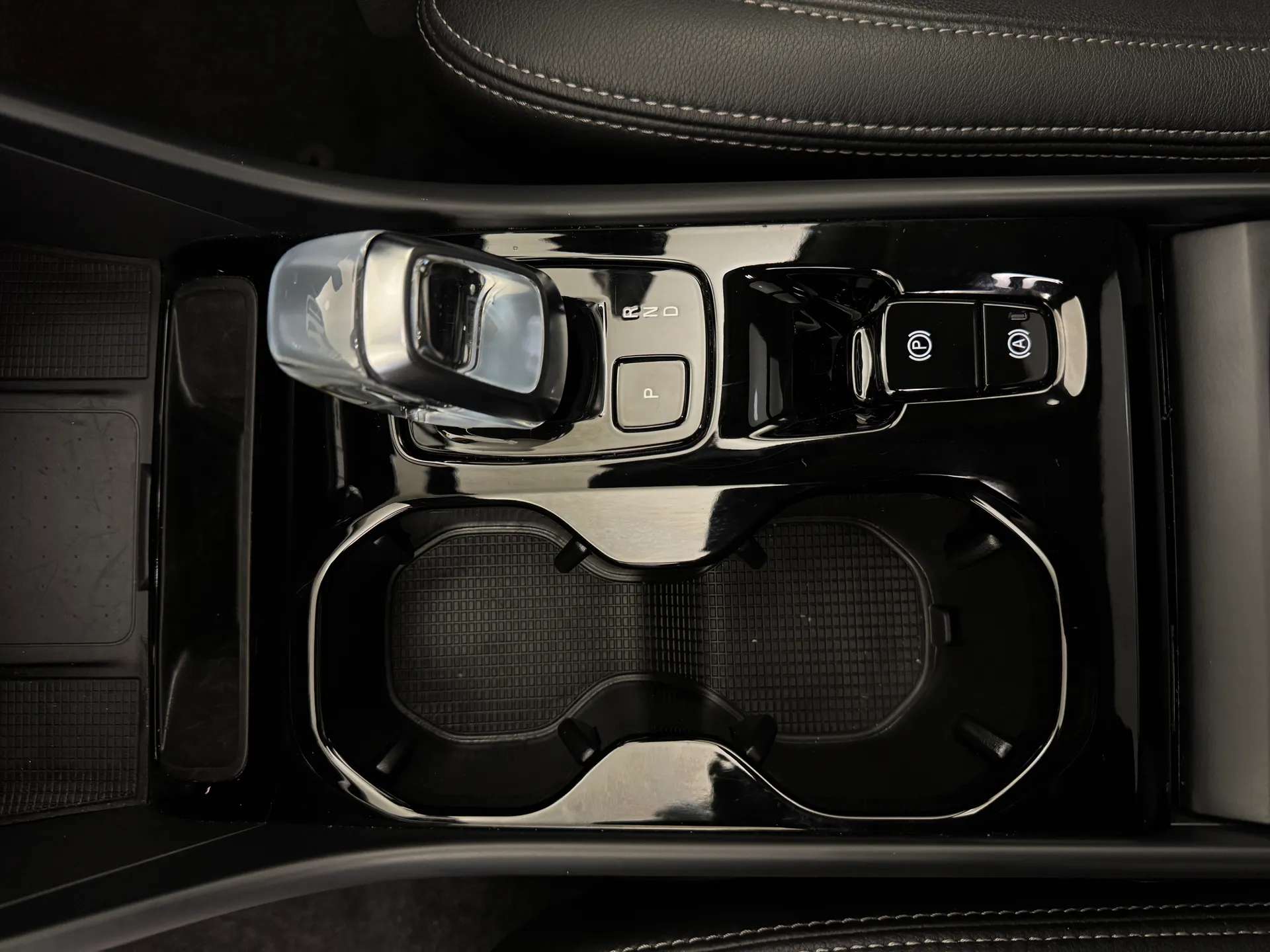 2025 VOLVO XC40 2025 VOLVO XC40