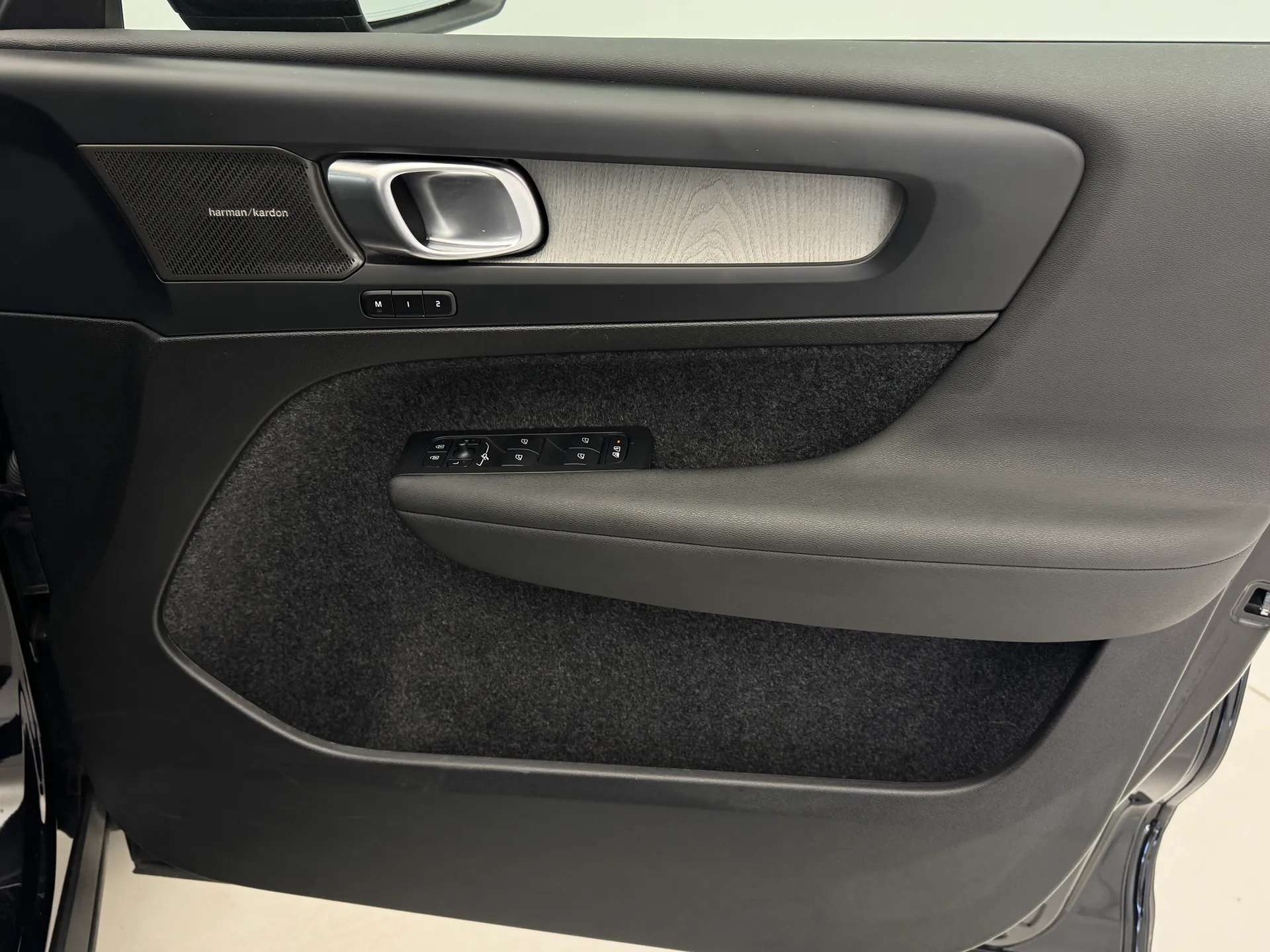 2025 VOLVO XC40 2025 VOLVO XC40