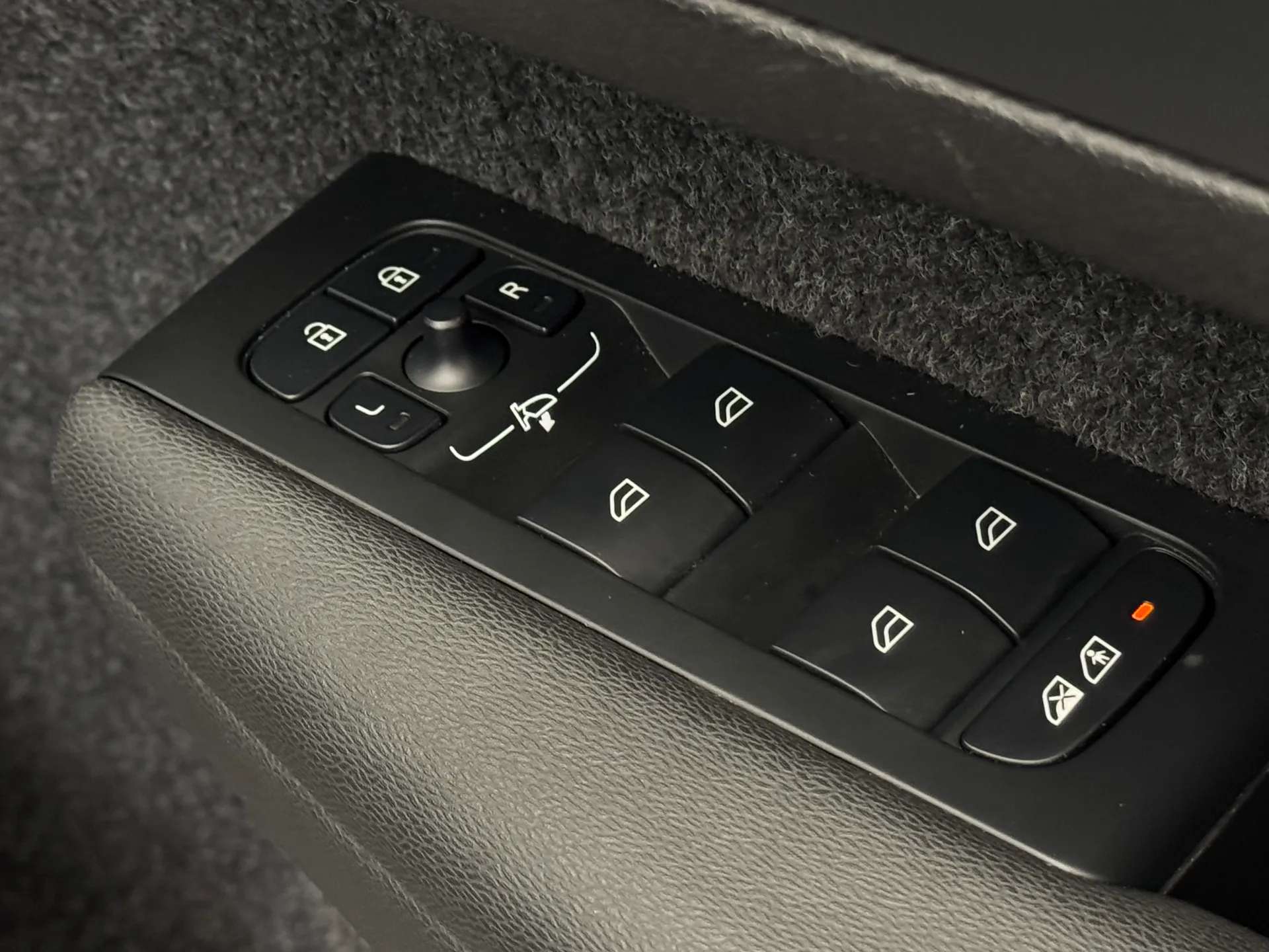 2025 VOLVO XC40 2025 VOLVO XC40