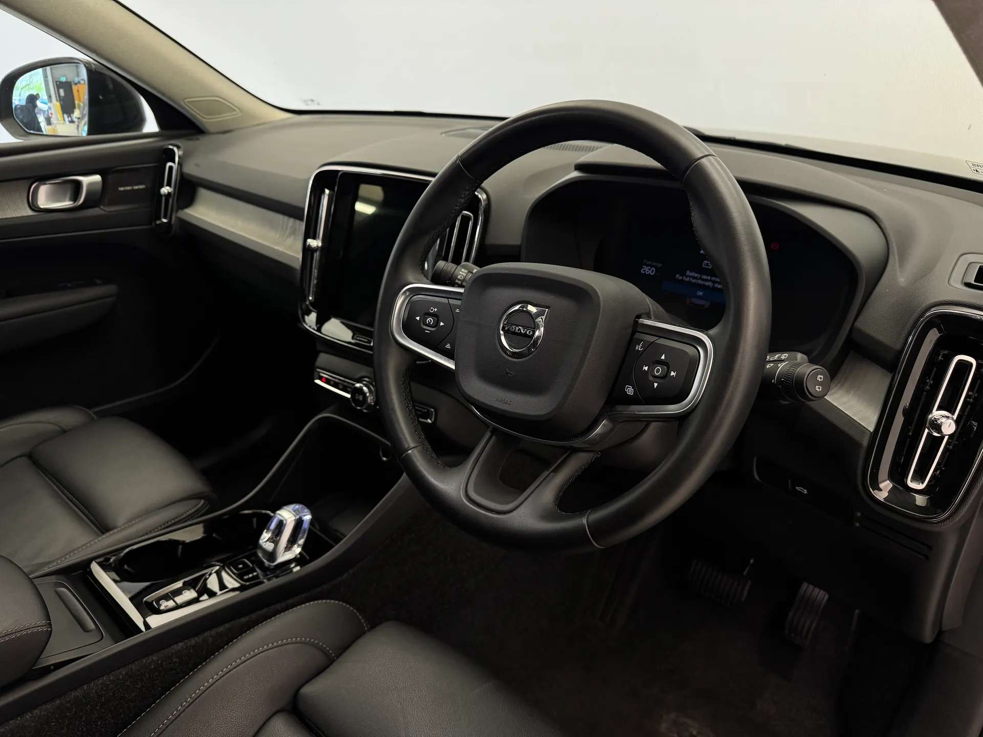 2025 VOLVO XC40 2025 VOLVO XC40
