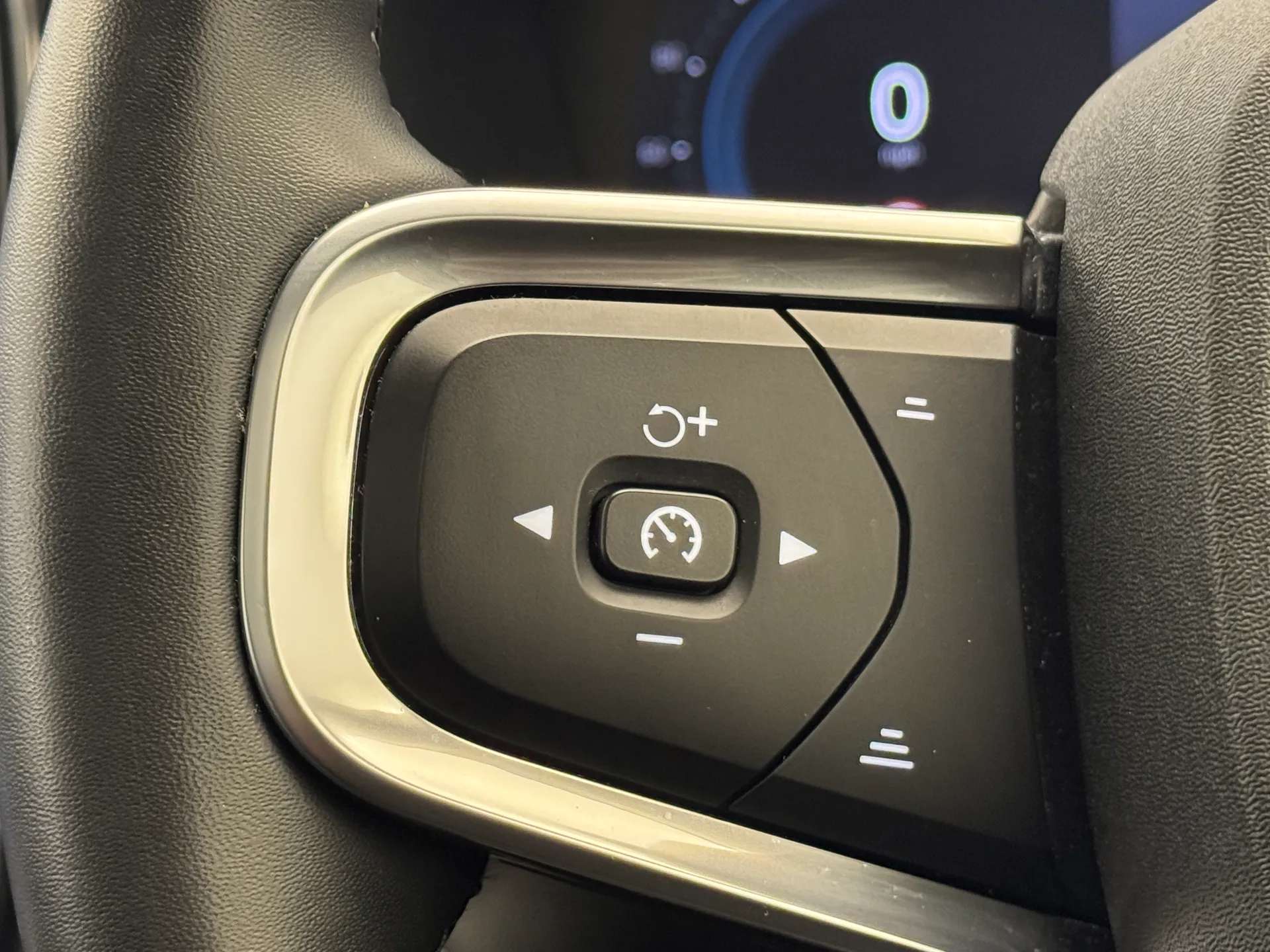 2025 VOLVO XC40 2025 VOLVO XC40