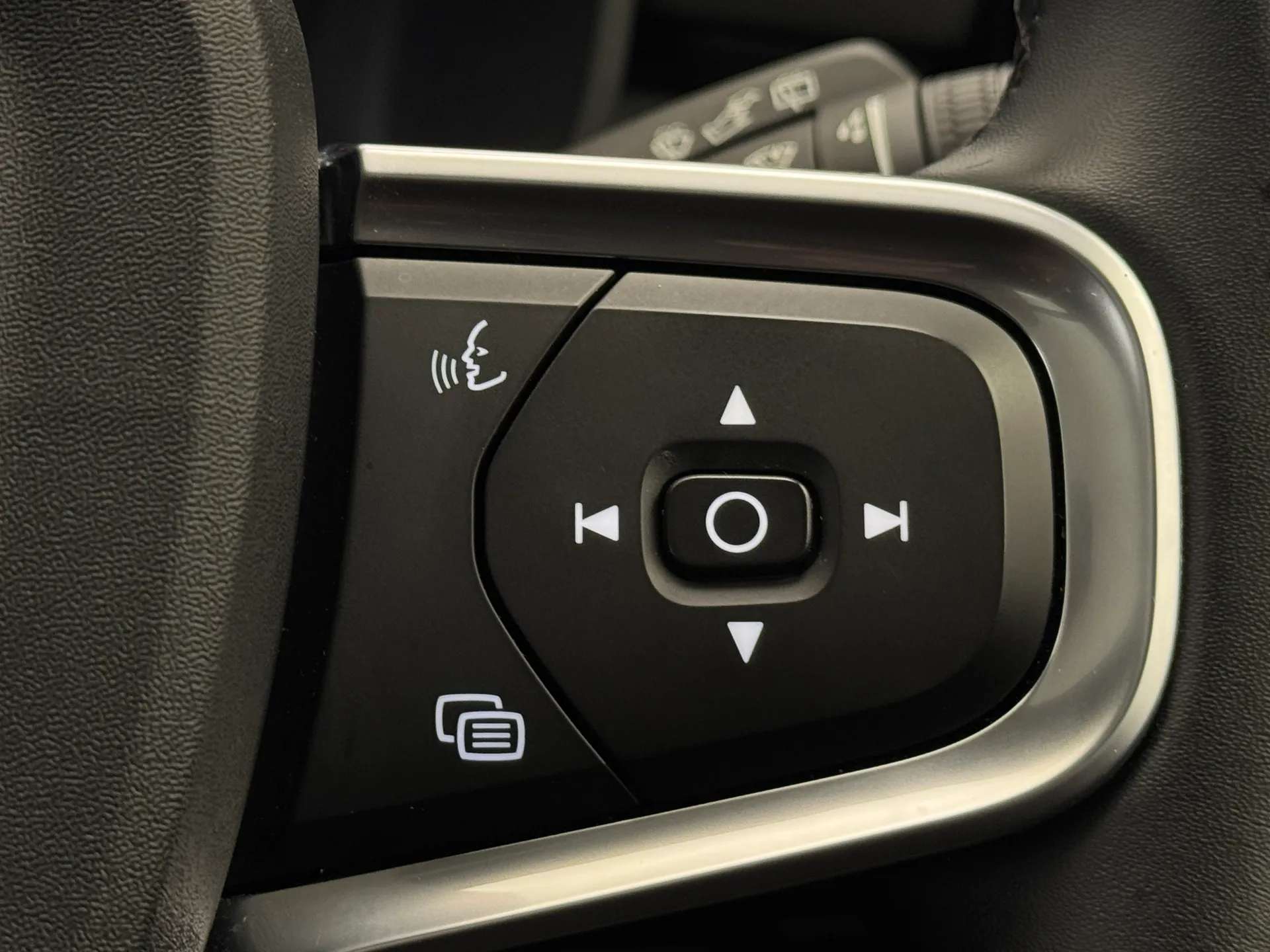 2025 VOLVO XC40 2025 VOLVO XC40
