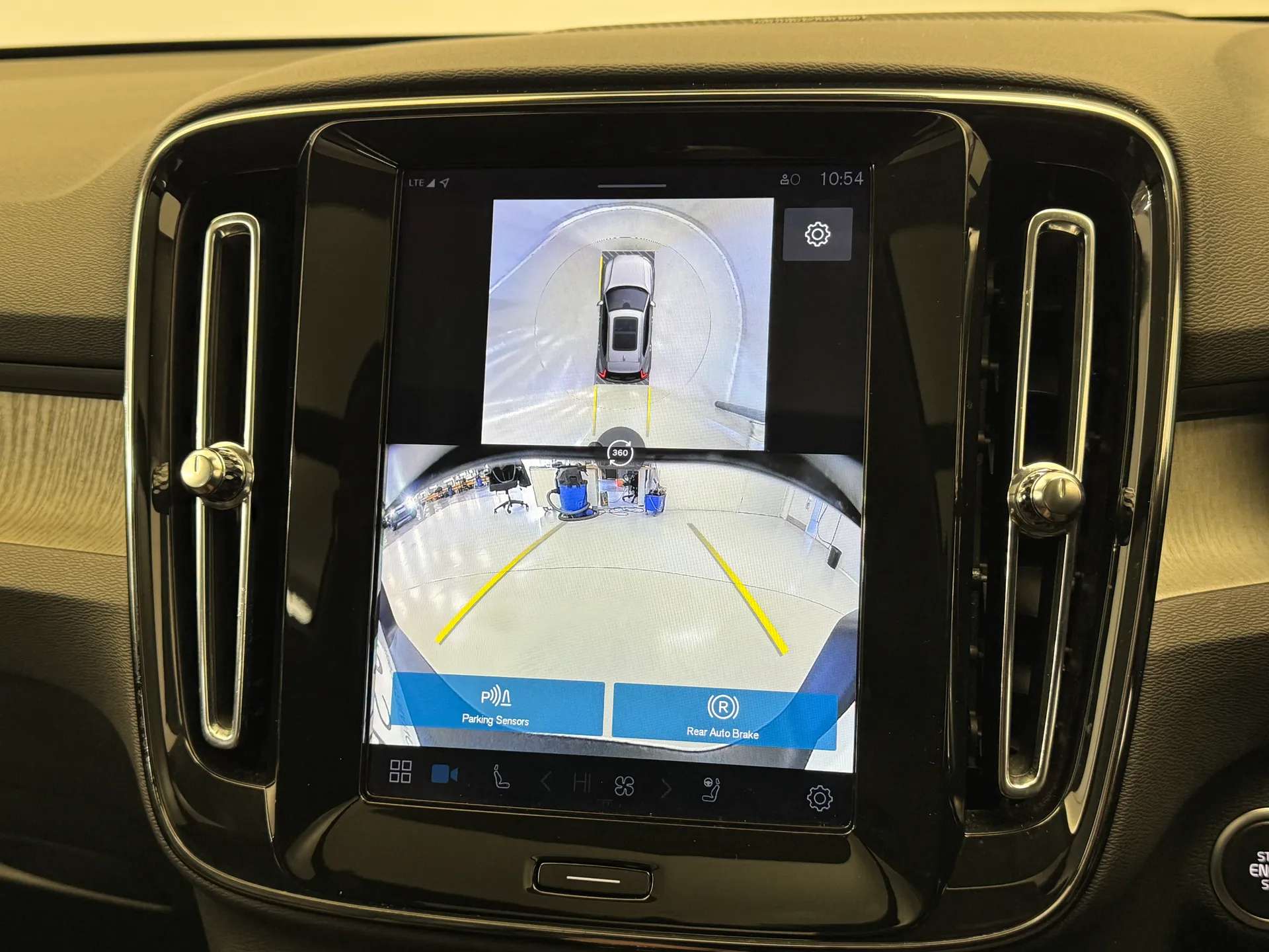 2025 VOLVO XC40 2025 VOLVO XC40