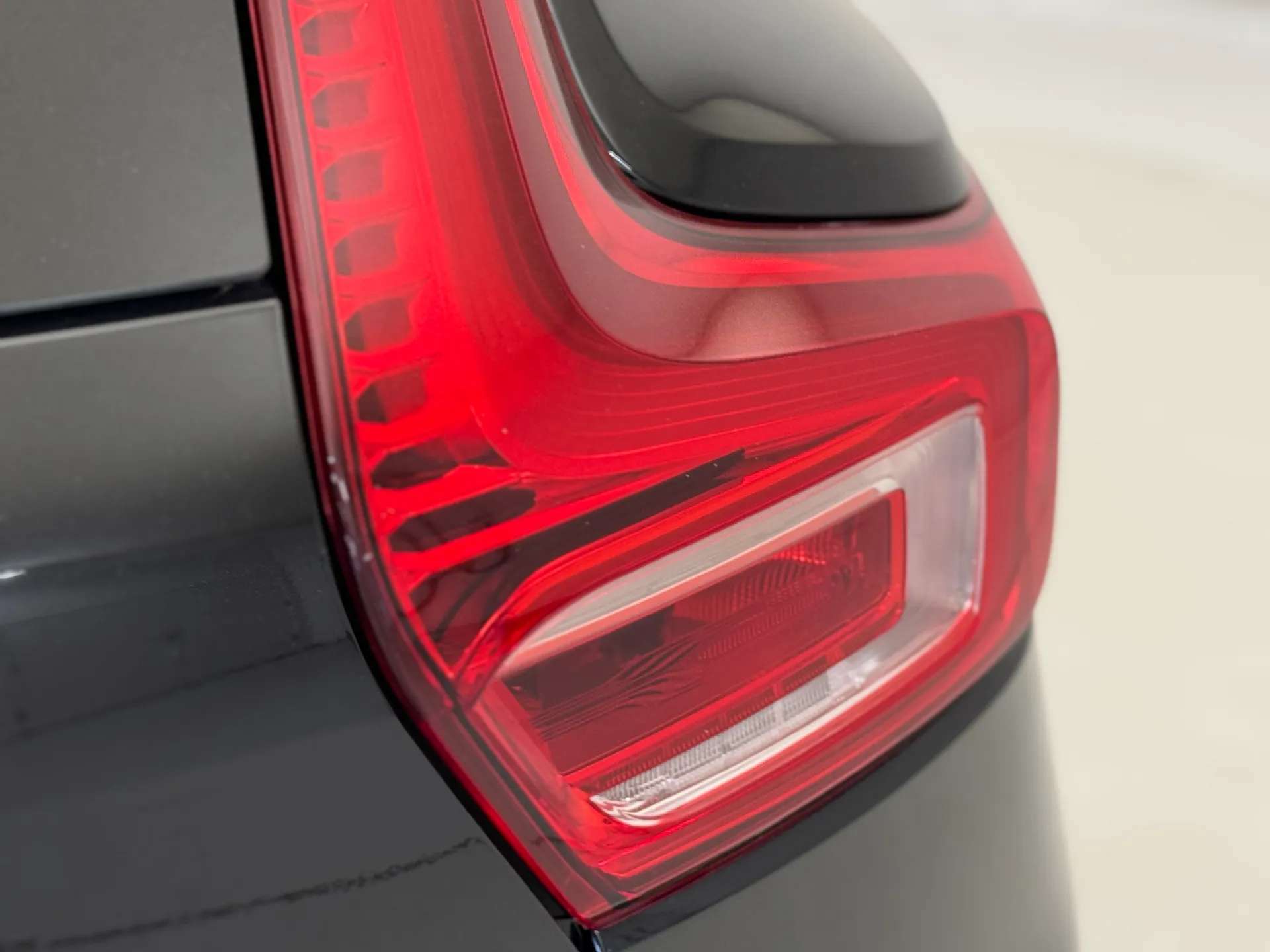 2025 VOLVO XC40 2025 VOLVO XC40