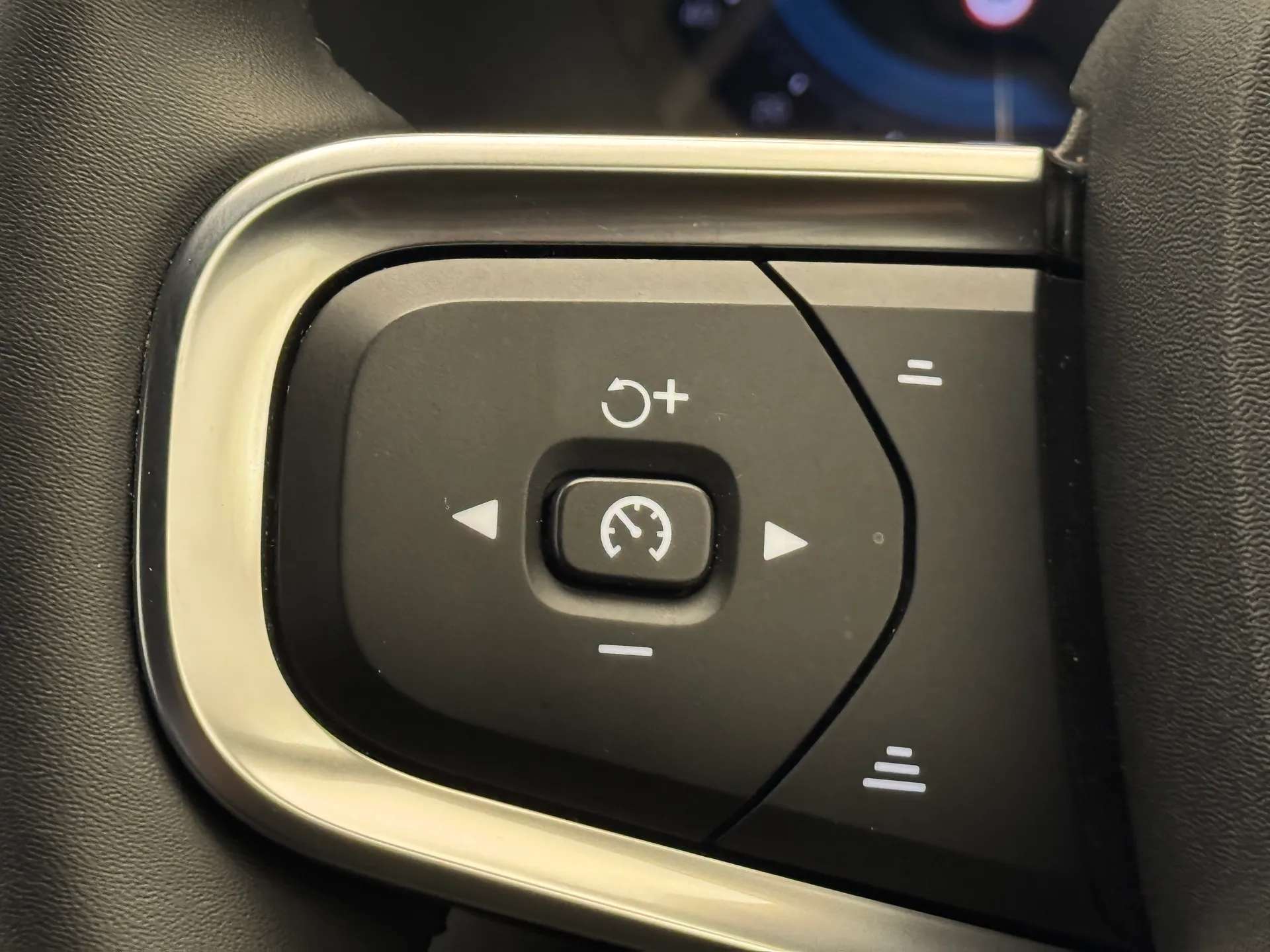 2025 VOLVO XC40 2025 VOLVO XC40