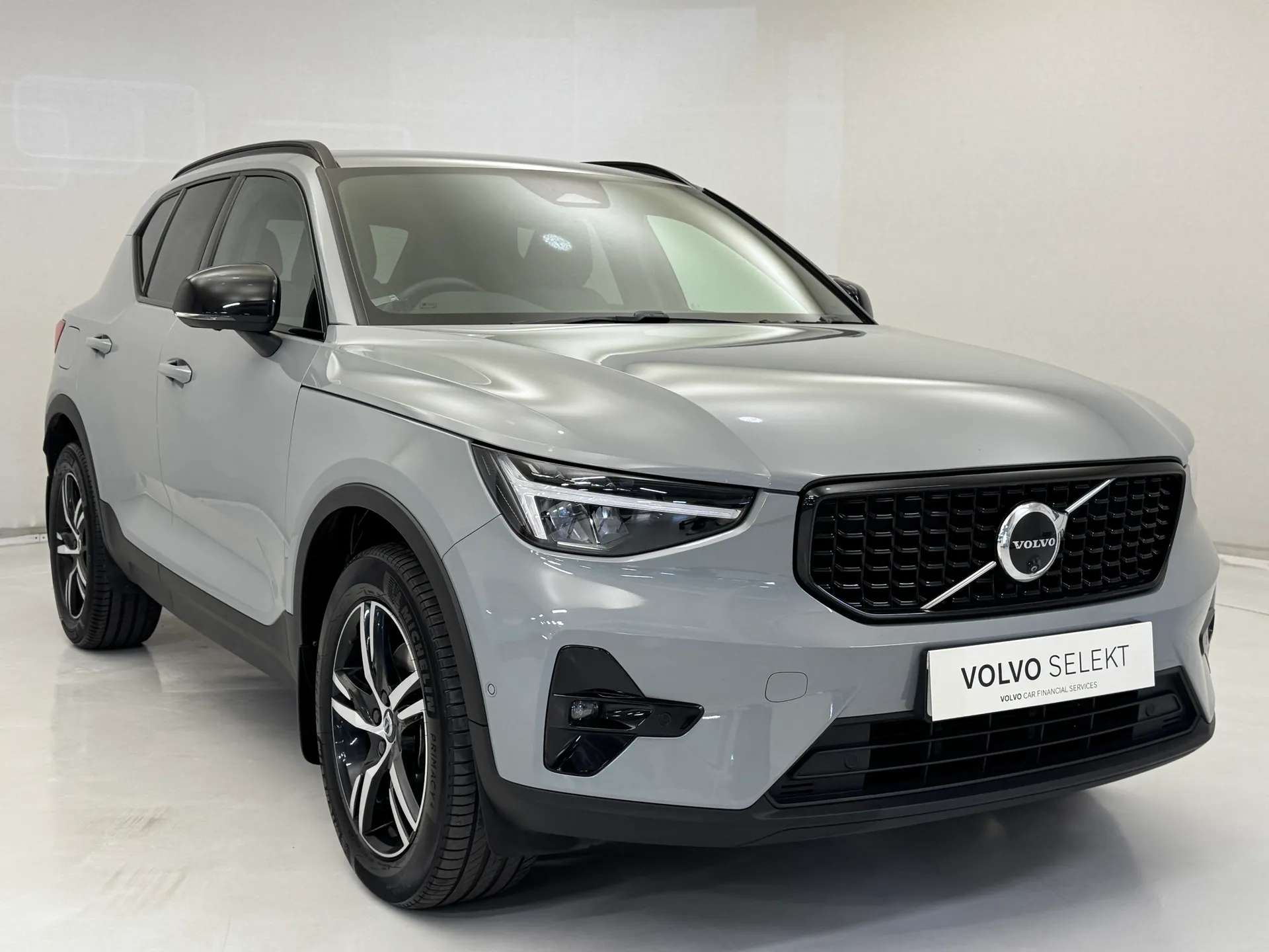 A 2023 VOLVO XC40 2.0 B3P Plus Dark 5dr Auto A 2023 VOLVO XC40 2.0 B3P Plus Dark 5dr Auto