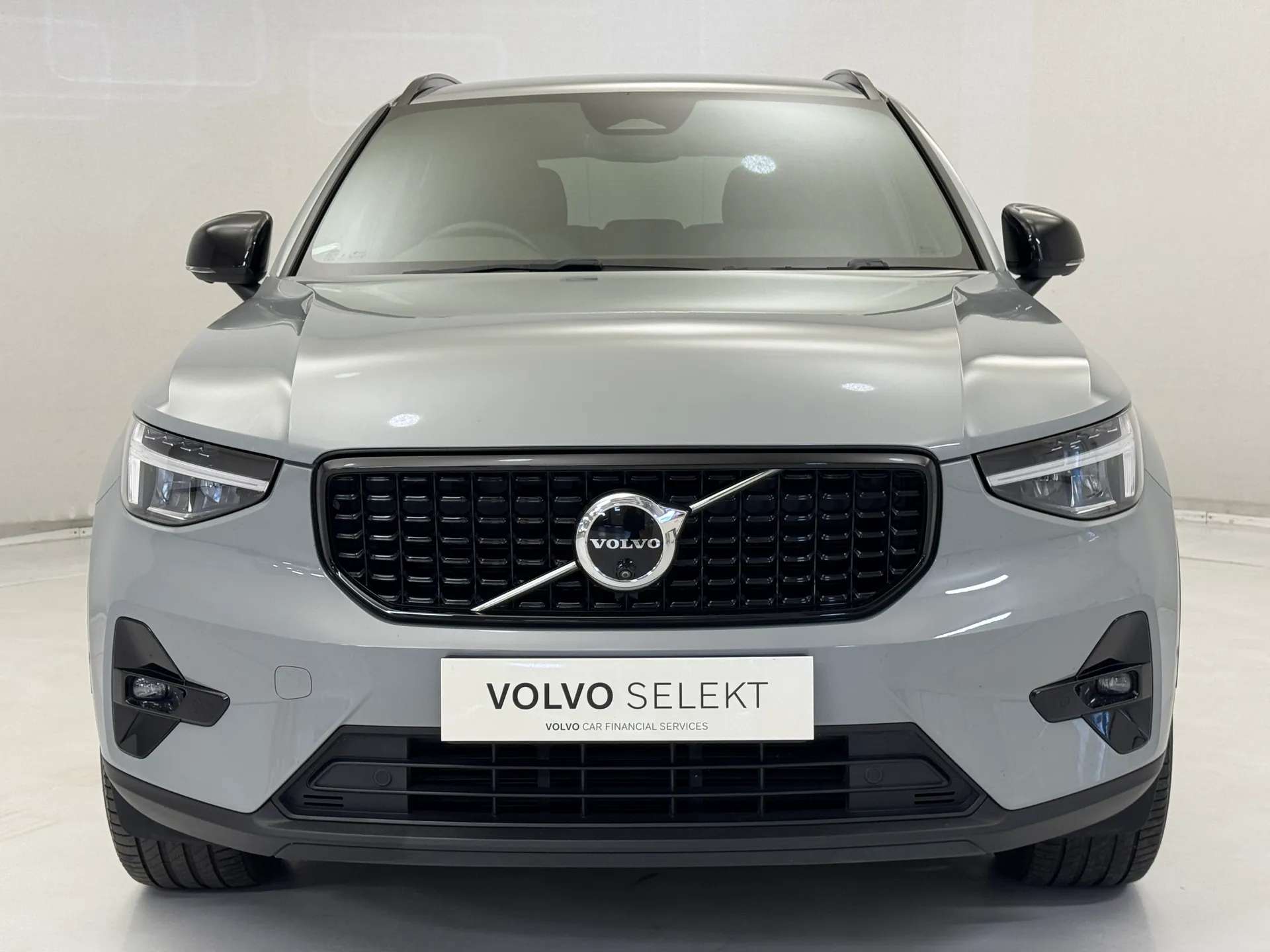 A 2023 VOLVO XC40 2.0 B3P Plus Dark 5dr Auto A 2023 VOLVO XC40 2.0 B3P Plus Dark 5dr Auto